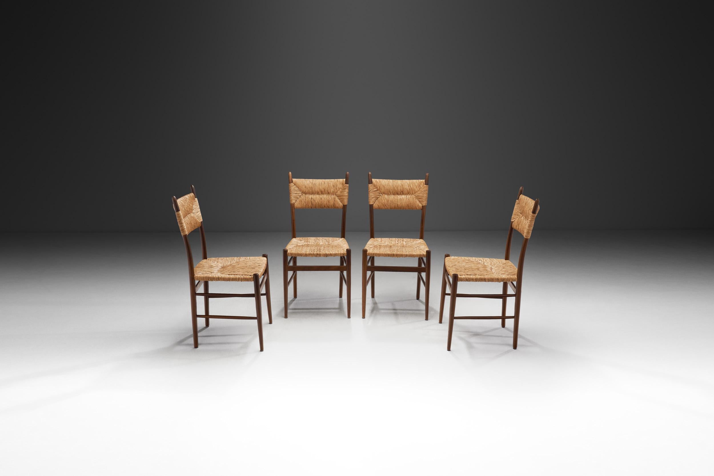 Cet ensemble de quatre chaises, qui rappelle les emblématiques chaises Bauche No. 19 de Charlotte Perriand pour BCB, témoigne du mariage exquis du modernisme et de la nature. Fabriquées avec un sens aigu de l'harmonie, ces chaises incarnent l'esprit