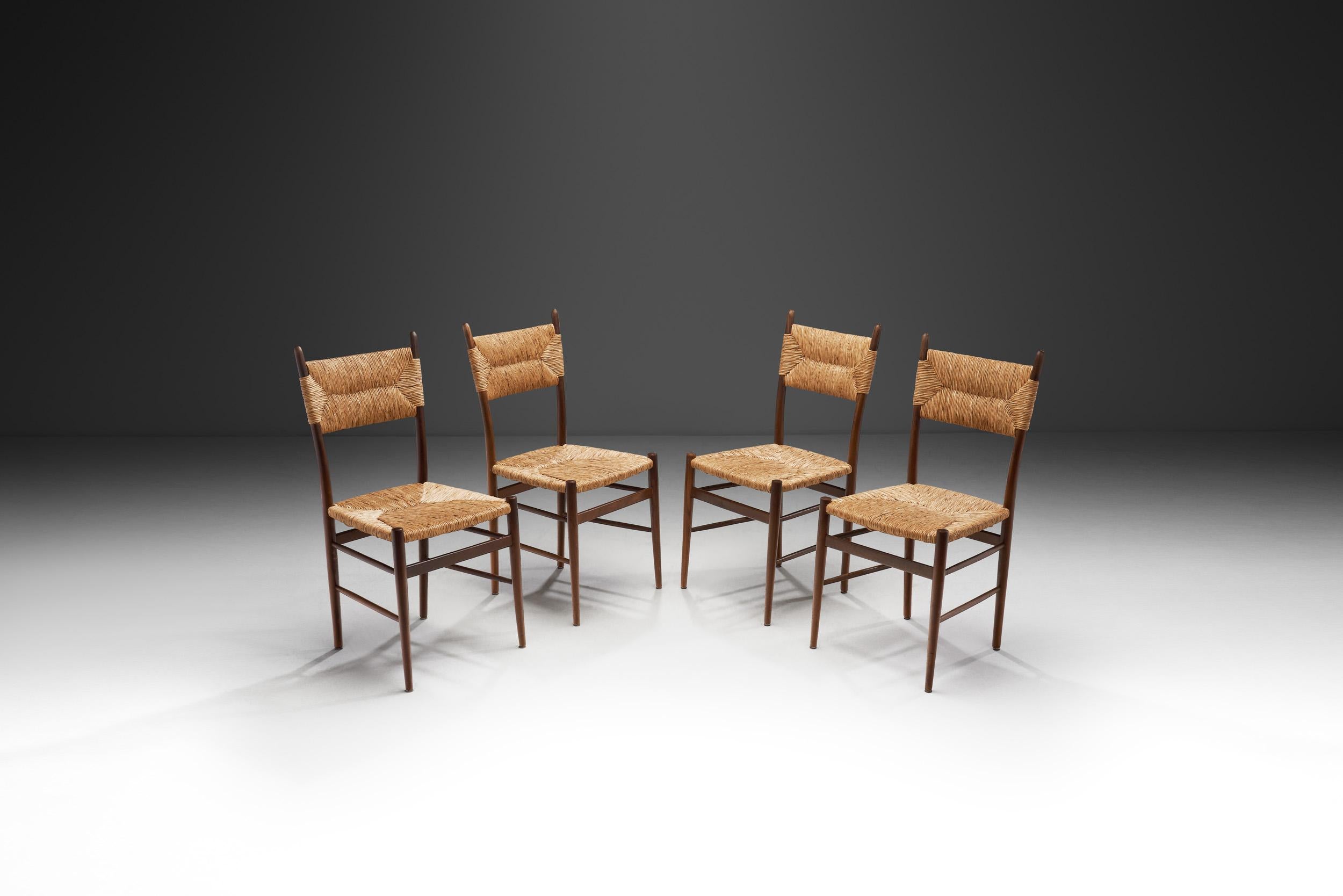 Ein Satz von vier Esszimmerstühlen mit geflochtenen Strohsitzen und -lehnen, Europa ca. 1950er Jahre (Moderne der Mitte des Jahrhunderts)