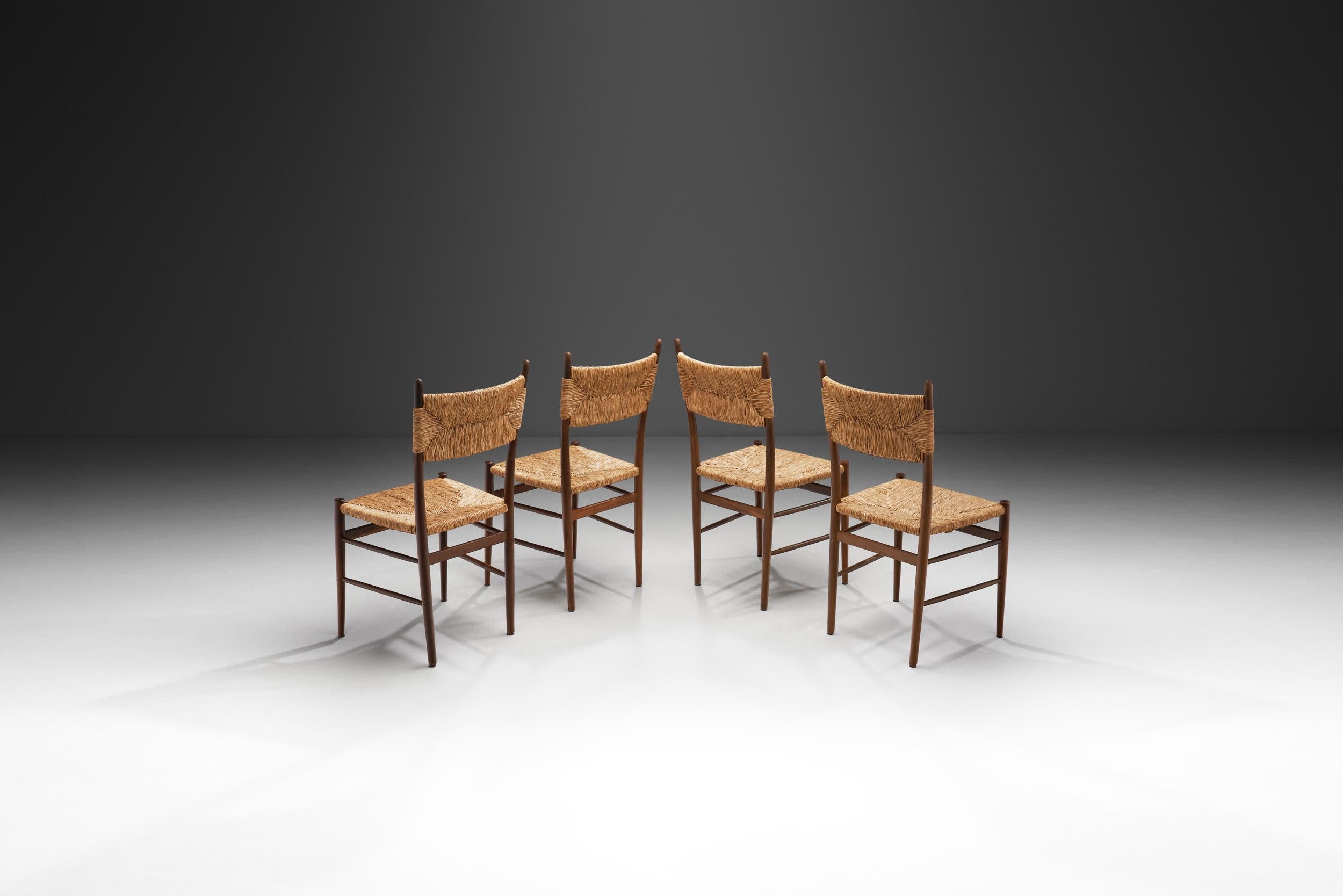 Ein Satz von vier Esszimmerstühlen mit geflochtenen Strohsitzen und -lehnen, Europa ca. 1950er Jahre (Europäisch)