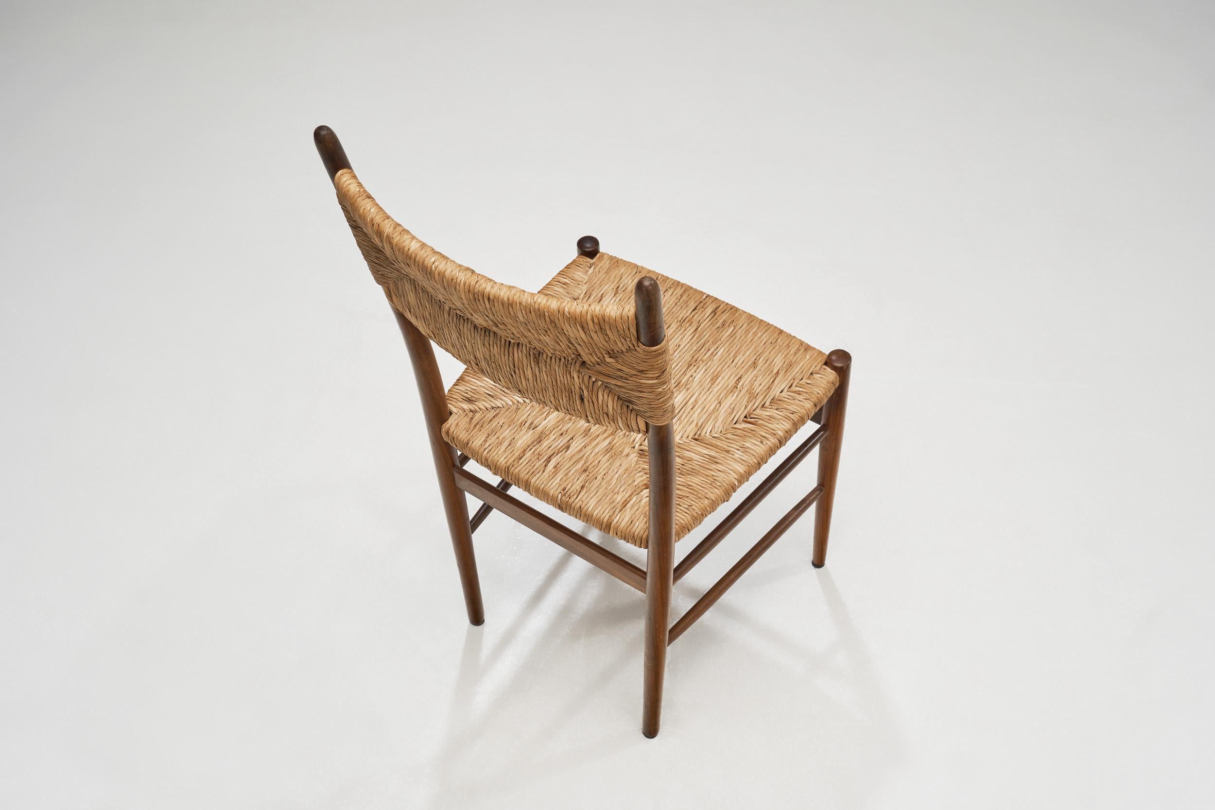 Mid-Century Modern Ensemble de quatre chaises de salle à manger avec assise et dossier en paille tressée, Europe, vers 1950