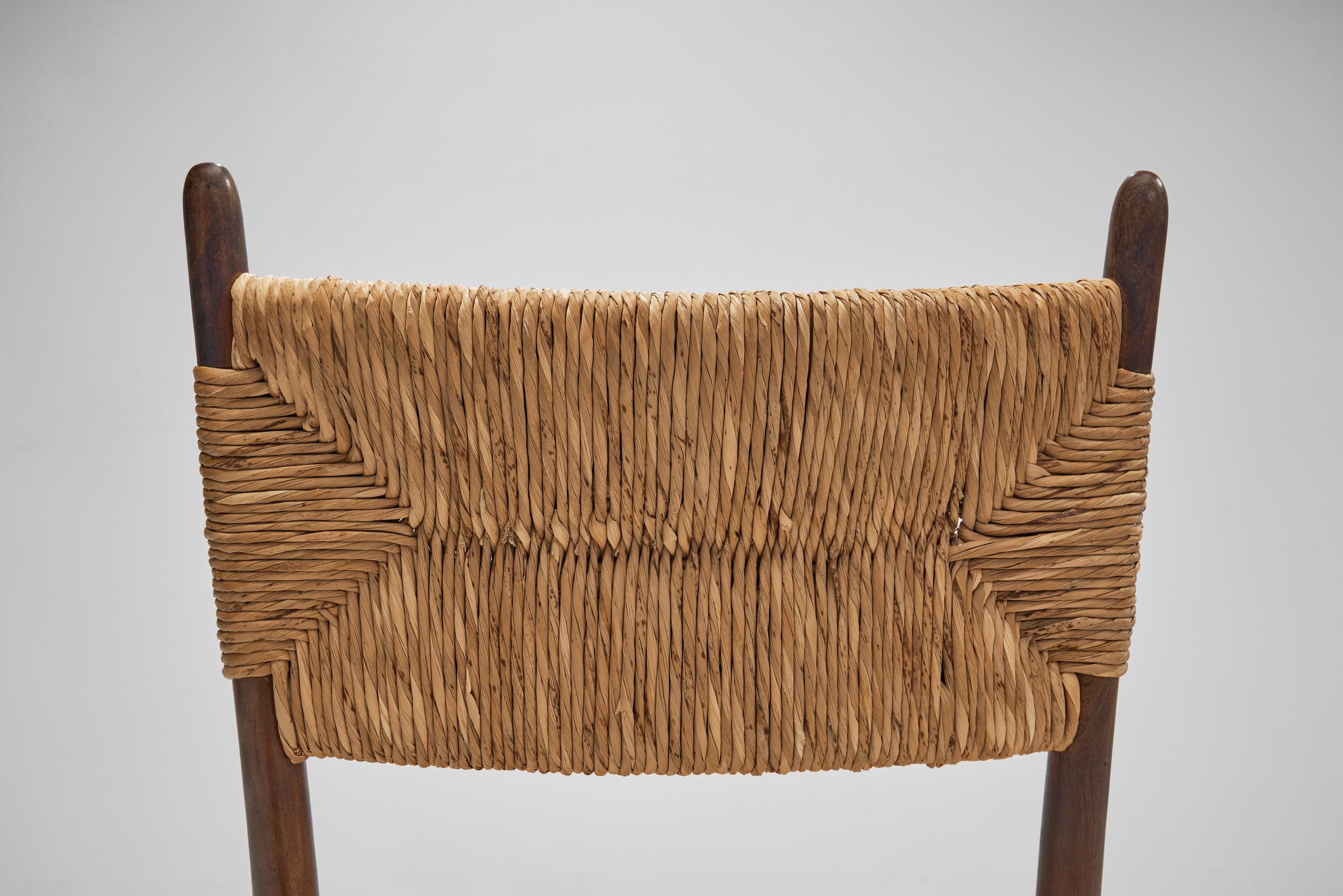 Tissage Ensemble de quatre chaises de salle à manger avec assise et dossier en paille tressée, Europe, vers 1950
