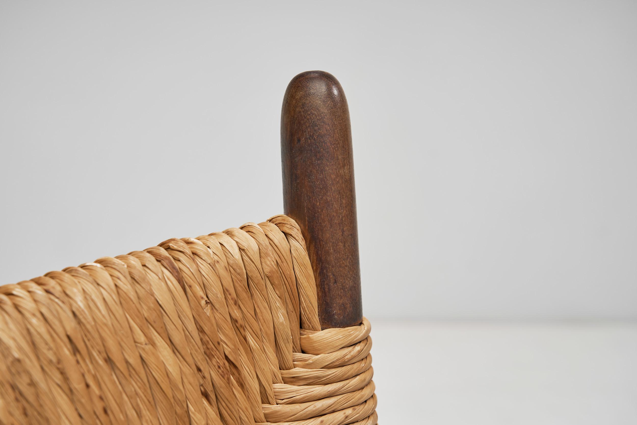 Milieu du XXe siècle Ensemble de quatre chaises de salle à manger avec assise et dossier en paille tressée, Europe, vers 1950