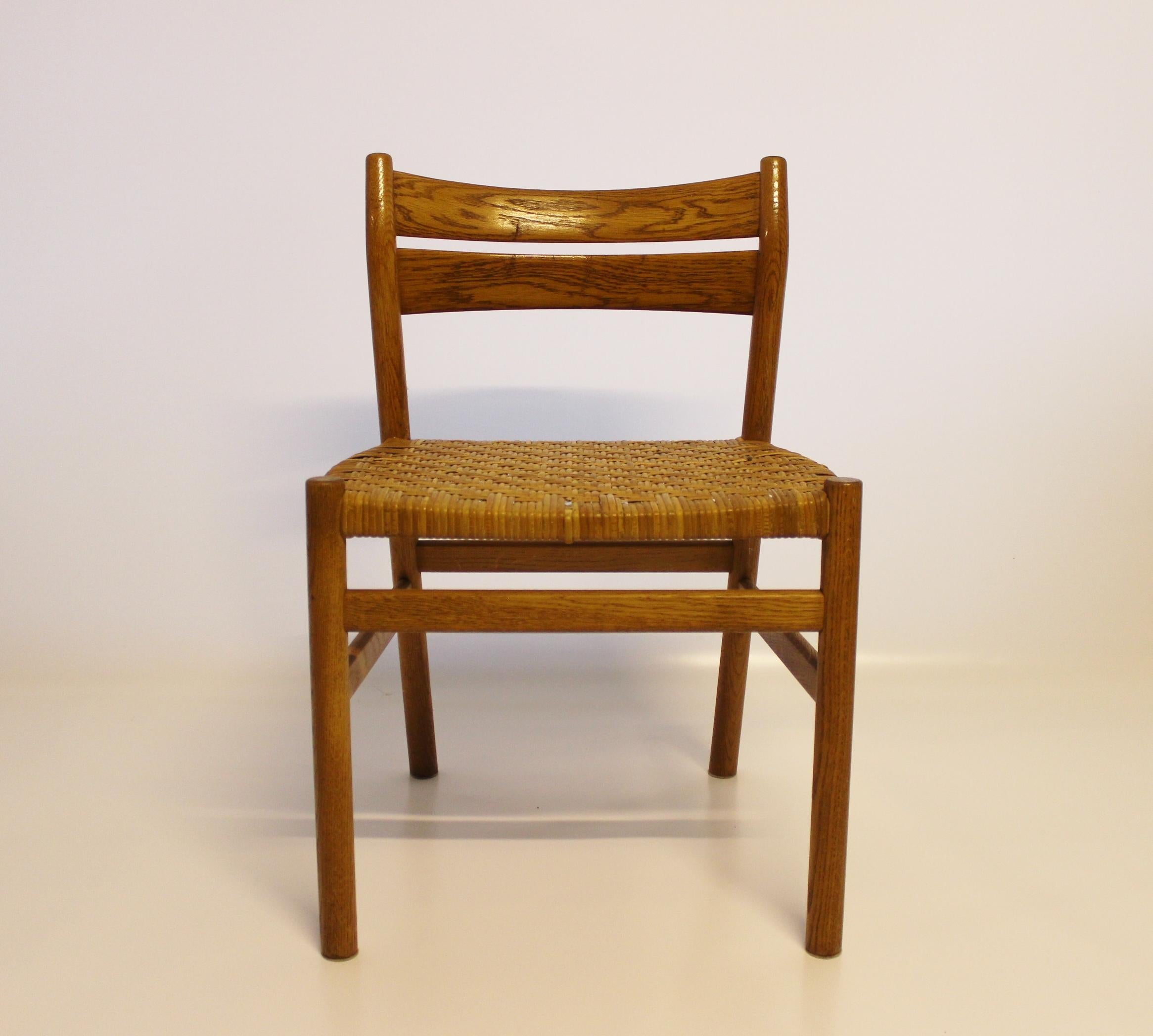 Exquisite Set of Four Dining Room Chairs: A timeless embodiment of Danish design from the illustrious 1960s, crafted in oak and featuring seats woven in papercord.

These dining chairs stand as iconic representatives of the renowned Danish design