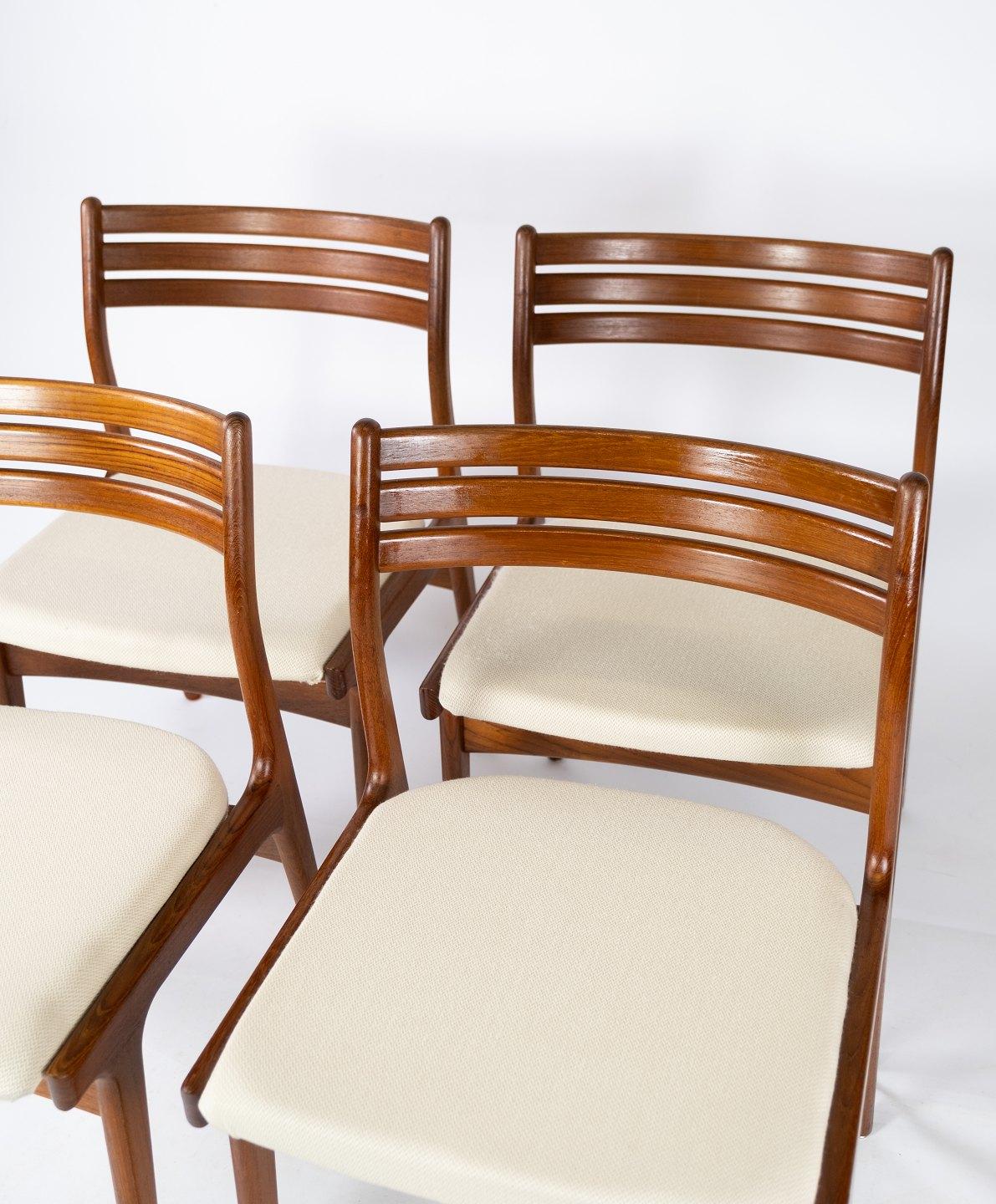 
Dieses Set aus vier Esszimmerstühlen ist der Inbegriff der skandinavischen Designästhetik der 1960er Jahre. Die aus Teakholz gefertigten Stühle haben einen warmen und einladenden Farbton, der für die naturalistische Herangehensweise der Epoche an