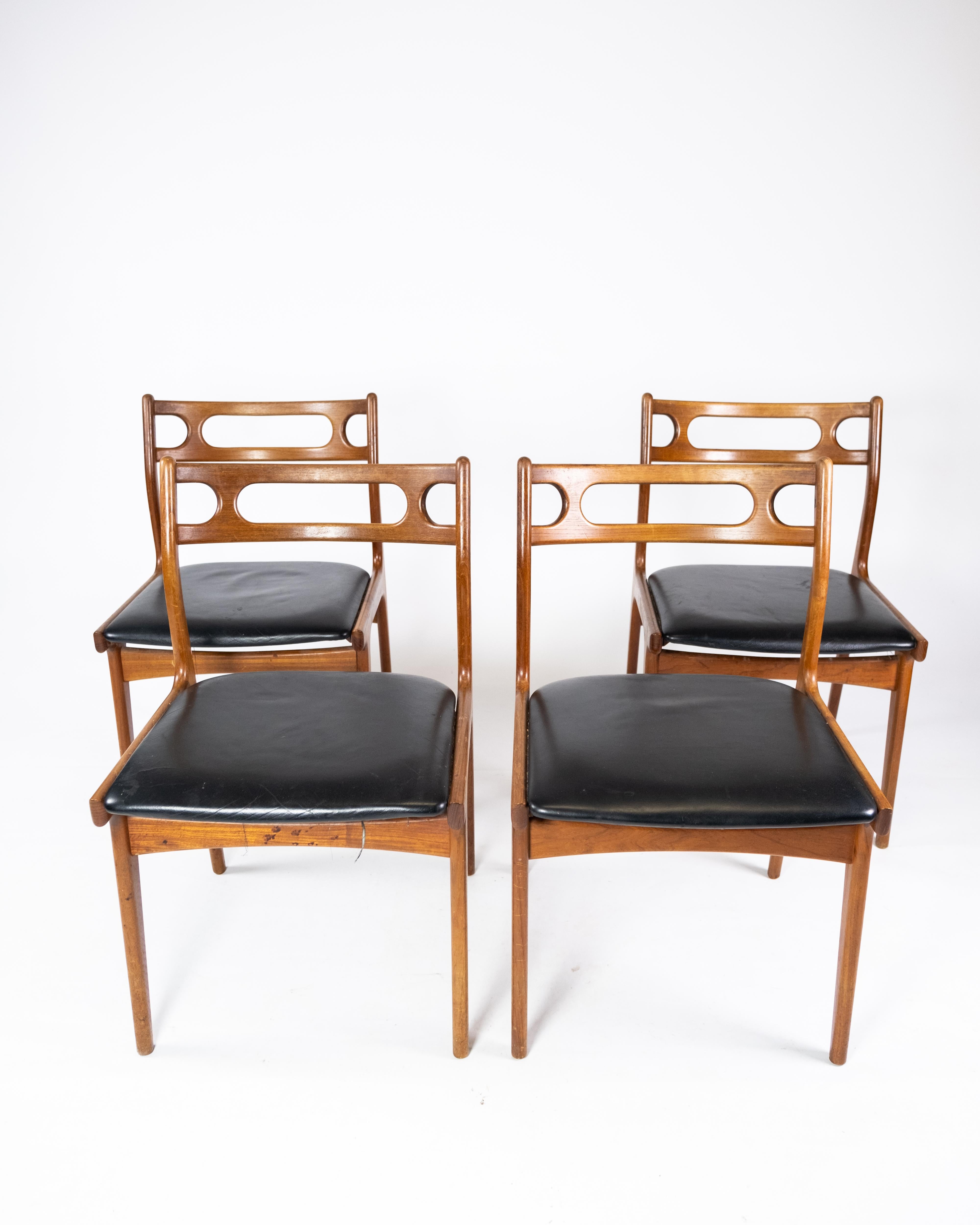 Dieses Set aus vier Esszimmerstühlen aus den 1960er Jahren ist ein schönes Beispiel für die Eleganz und Funktionalität des dänischen Möbeldesigns. Die Stühle sind aus massivem Teakholz gefertigt, das ihnen sowohl Haltbarkeit als auch eine warme,