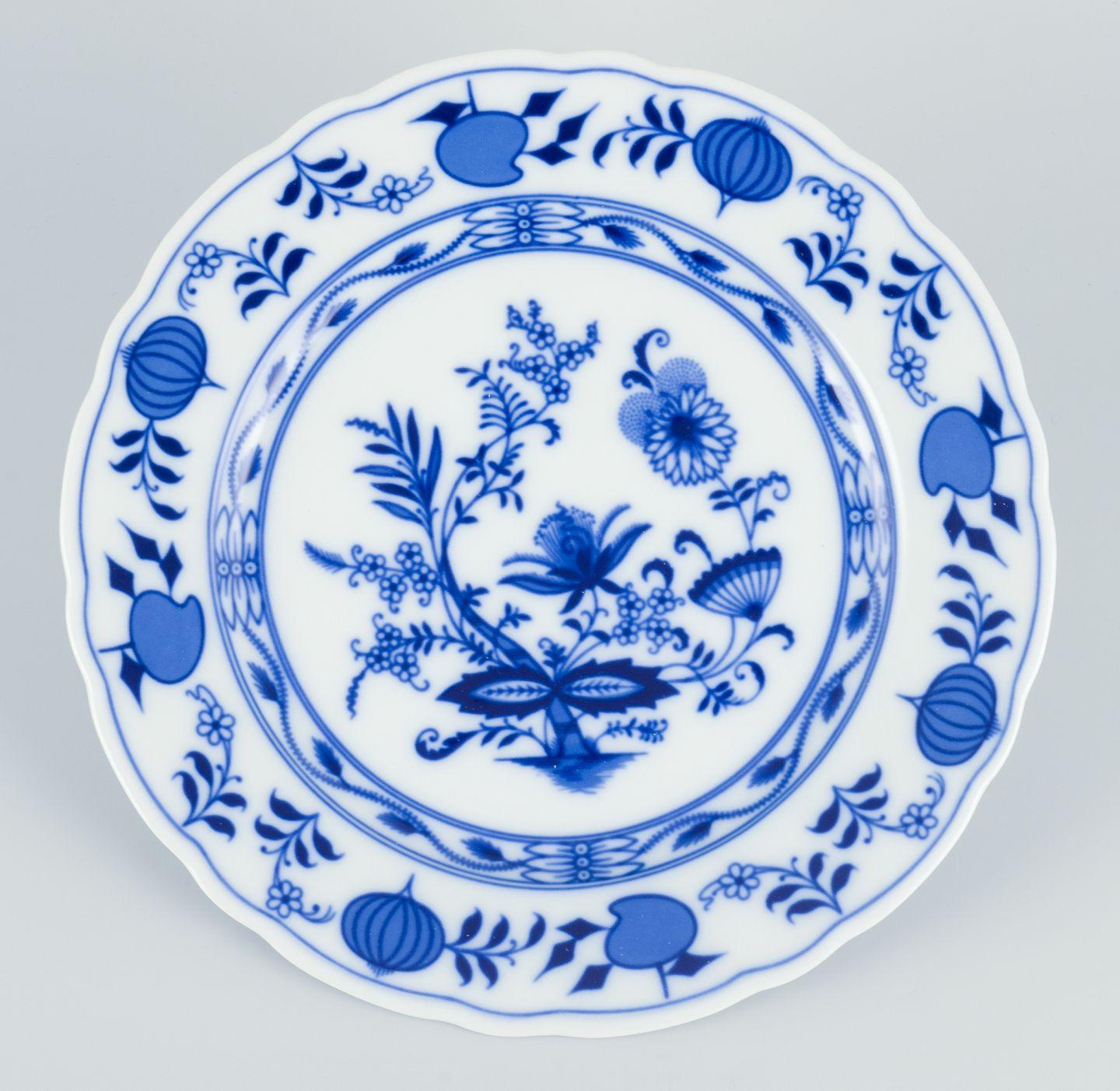 Gebrauchte Waren sind für US-Kunden von den Einfuhrzöllen befreit. 
Daher fallen für Ihren Kauf keine Einfuhrzölle an.

Ein Satz von vier Esstellern aus Porzellan mit Blaue-Zwiebel-Dekor. Deutschland.
CIRCA 1930er/40er Jahre.
Gekennzeichnet mit