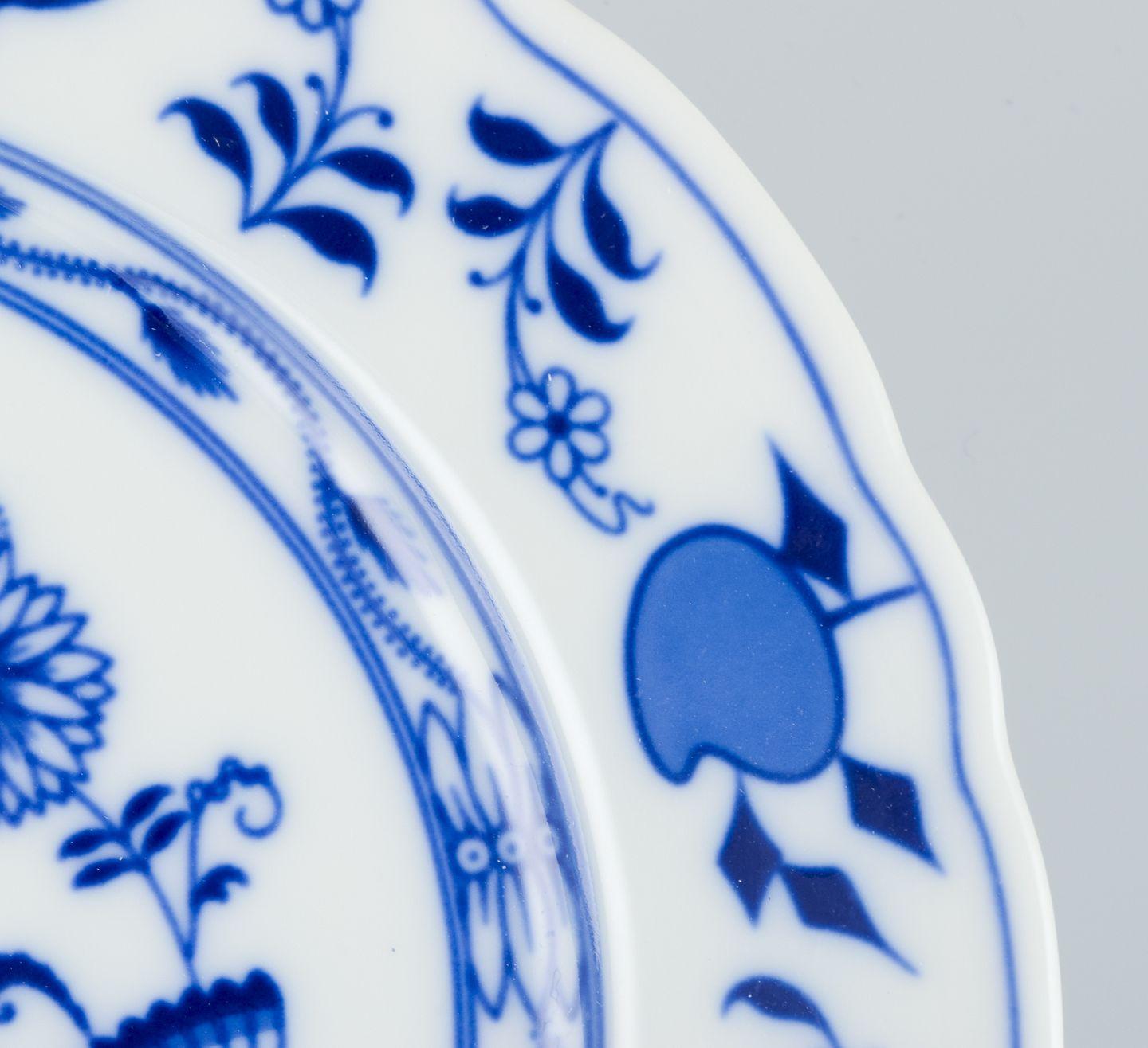Ein Satz von vier Esstellern aus Porzellan mit Blaue-Zwiebel-Dekor. im Zustand „Hervorragend“ im Angebot in Copenhagen, DK