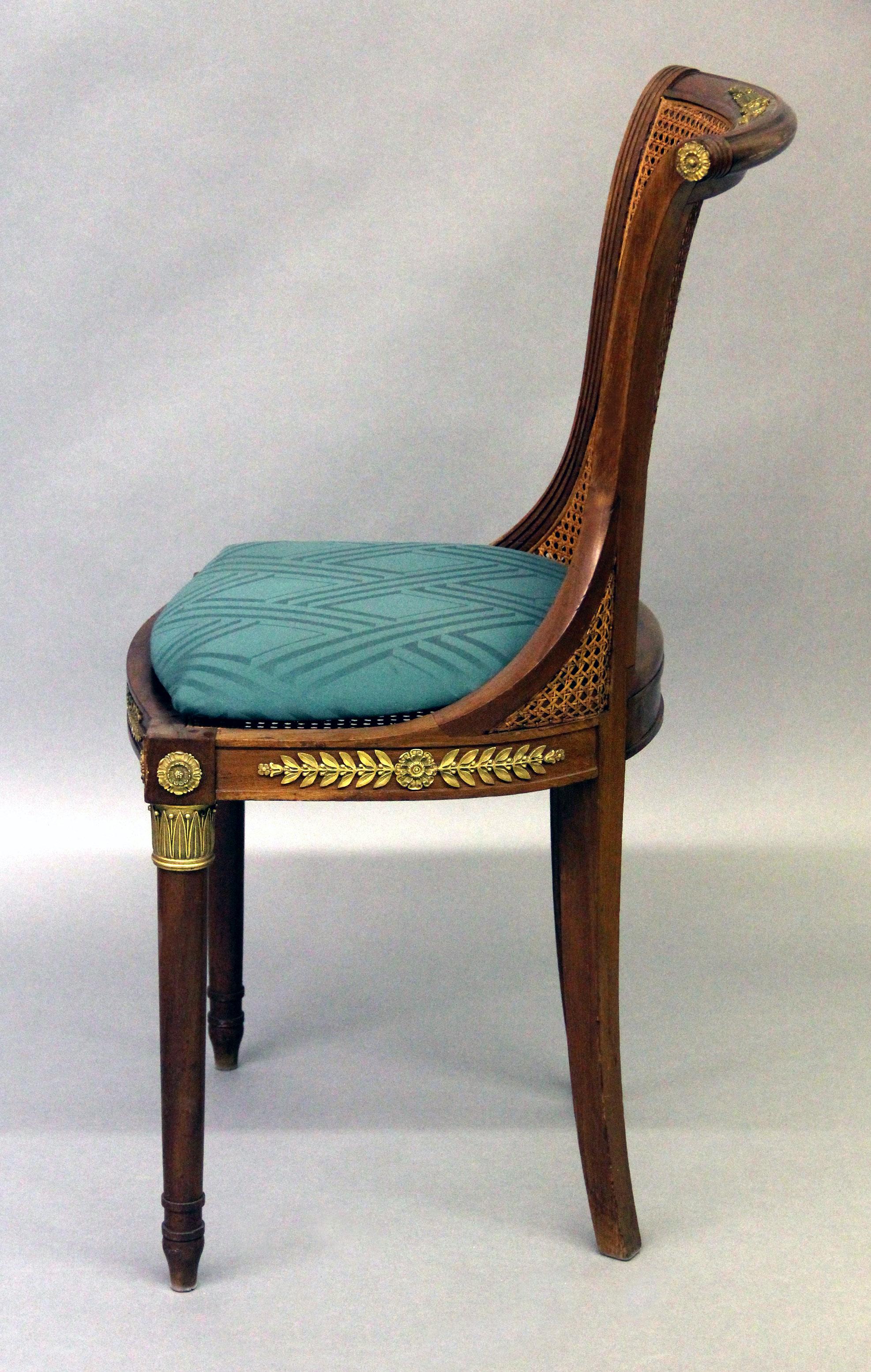 Belle Époque Ensemble de quatre chaises de salon montées sur bronze doré du début du XXe siècle en vente