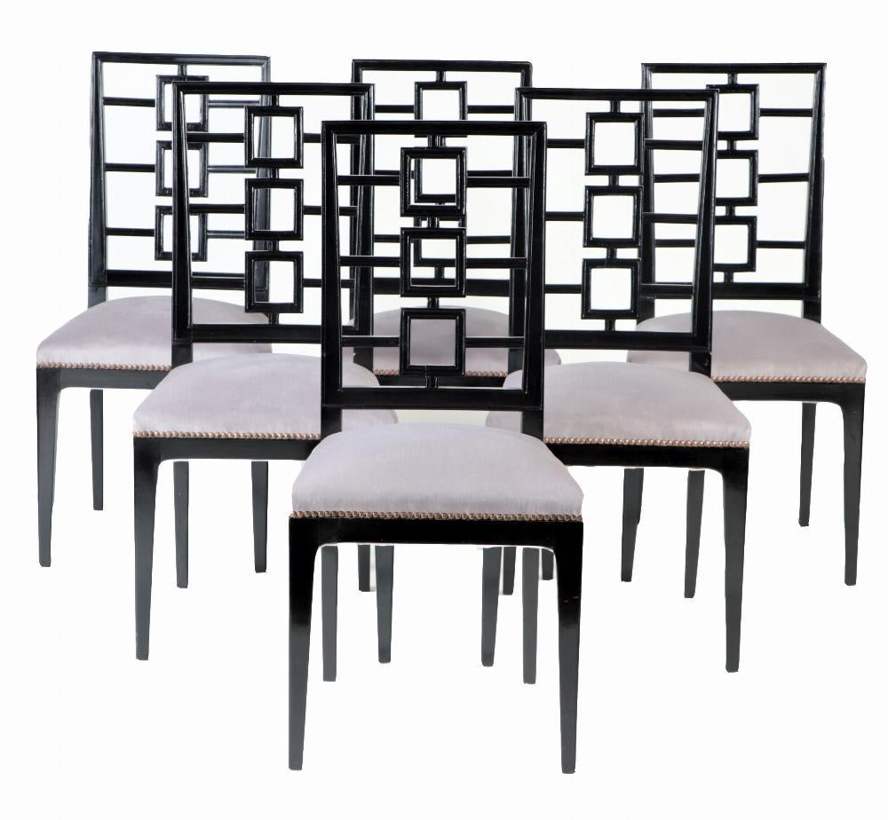 Un ensemble de dix chaises de salle à manger architecturales à haut dossier ébonisé à la manière de Parzinger vers 1950. Ces chaises ont été récemment retapissées, quatre des dix chaises étant recouvertes d'un tissu différent.