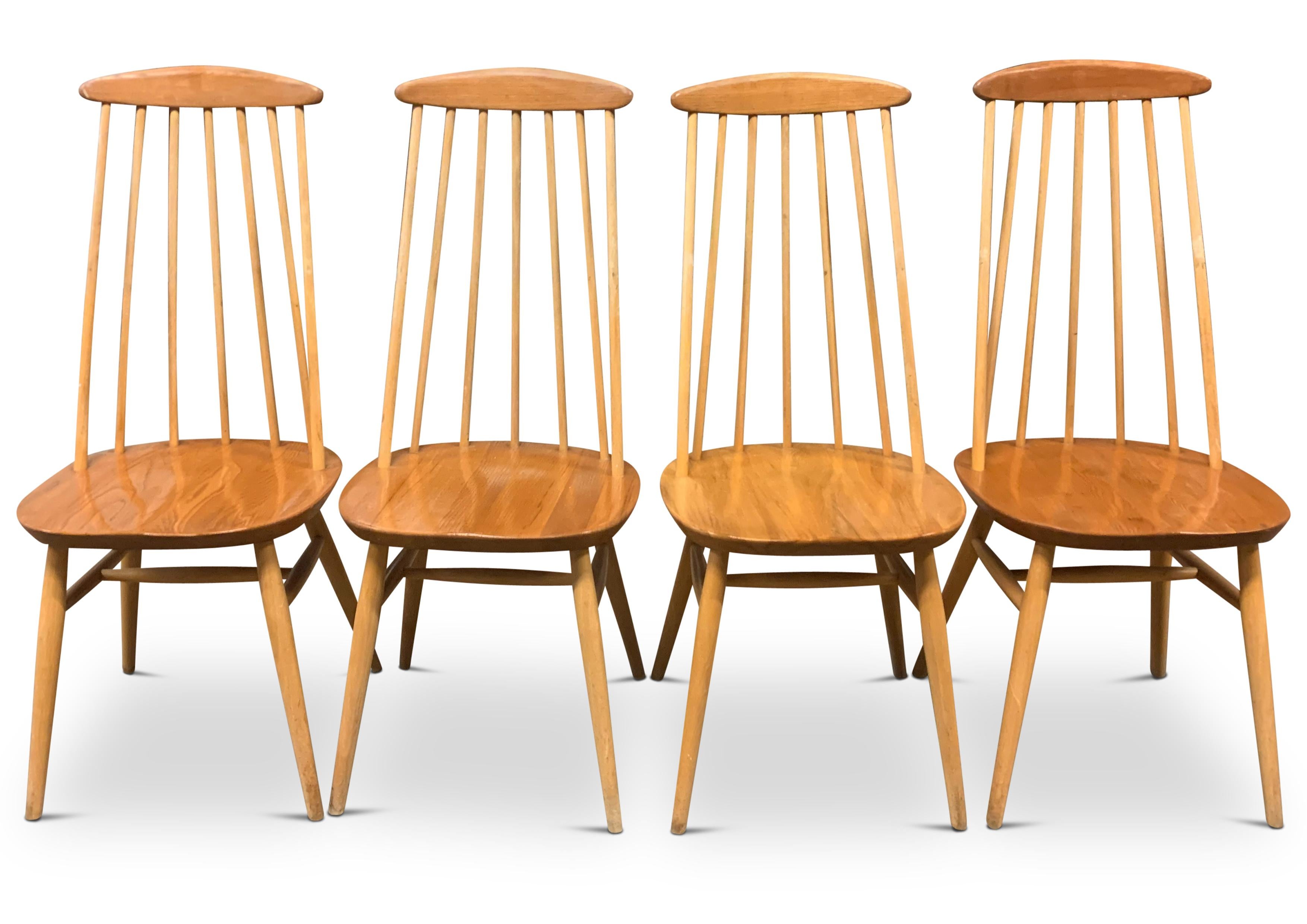 Conjunto de cuatro sillas de comedor con respaldo de huso de haya Edsby-verken de mediados de siglo 

Líneas bellas y diseño clásico, fabricado según la tradición de los fabricantes de sillas por la apreciada marca sueca Edsby-verken

