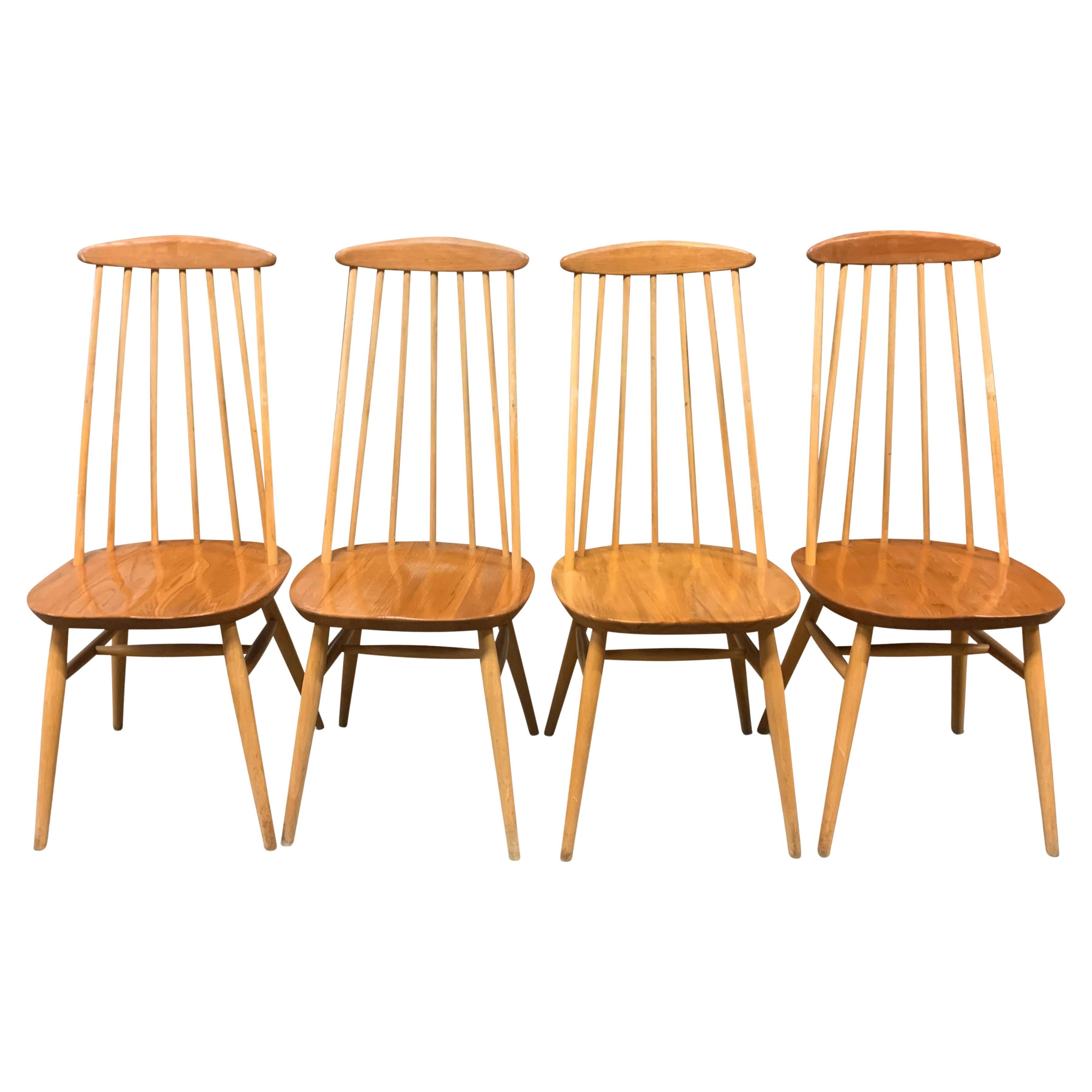 Juego de cuatro sillas de comedor con respaldo de huso de haya Edsby-verken fabricadas en Suecia en venta