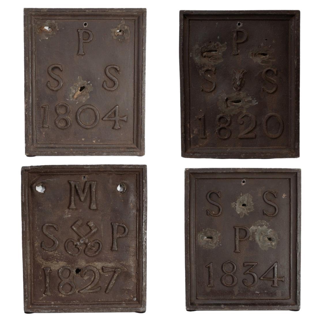 Un ensemble de quatre plaques de la banlieue parisienne en plomb marquées et datées