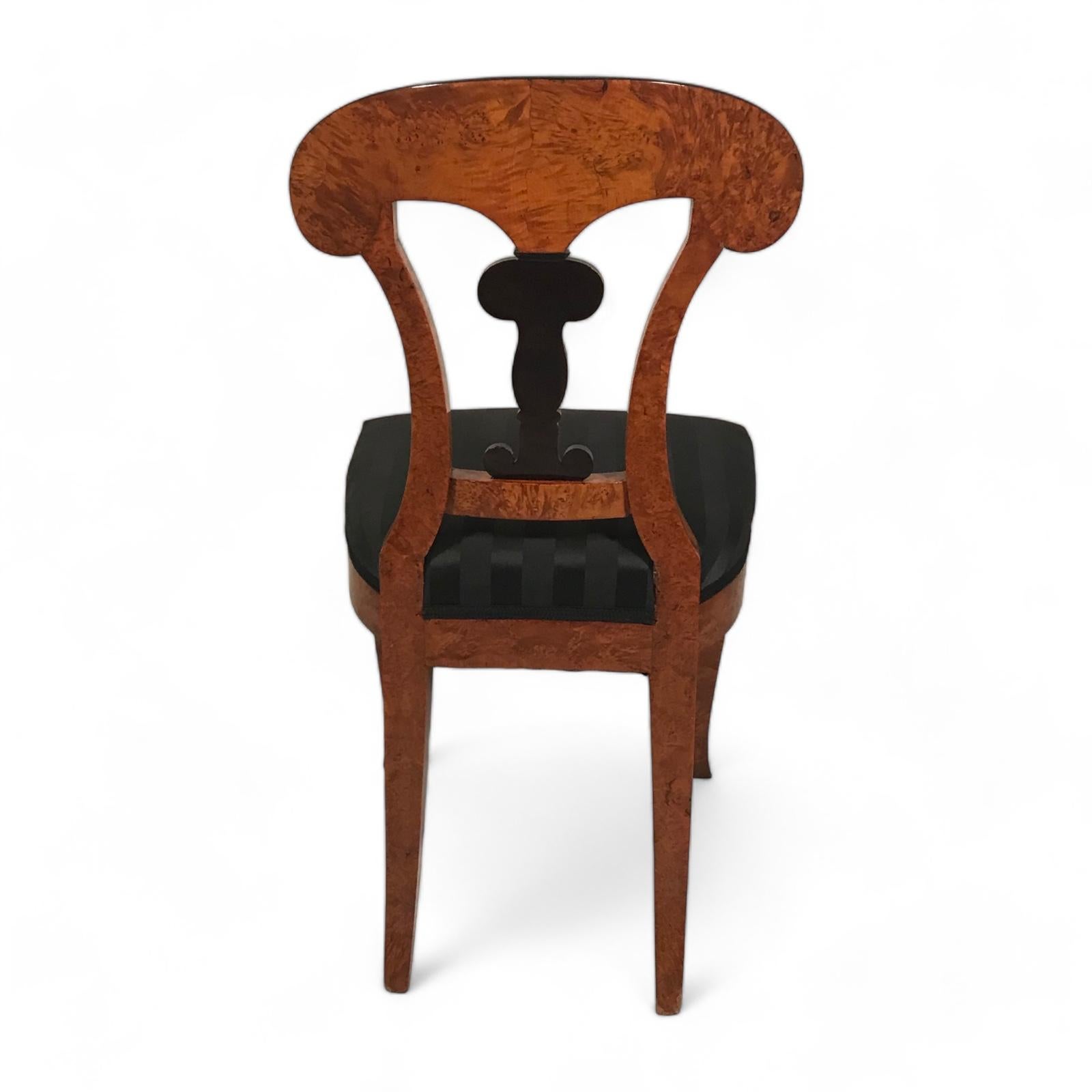 Versetzen Sie sich zurück in die Vergangenheit mit einem fesselnden Set von vier Biedermeier-Stühlen, die aus der hervorragenden Handwerkskunst von 1820 in Süddeutschland stammen. Jeder Stuhl dieser exquisiten Collection'S ist mit einer eleganten