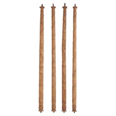 Conjunto de cuatro columnas francesas de roble tallado, S. XIX