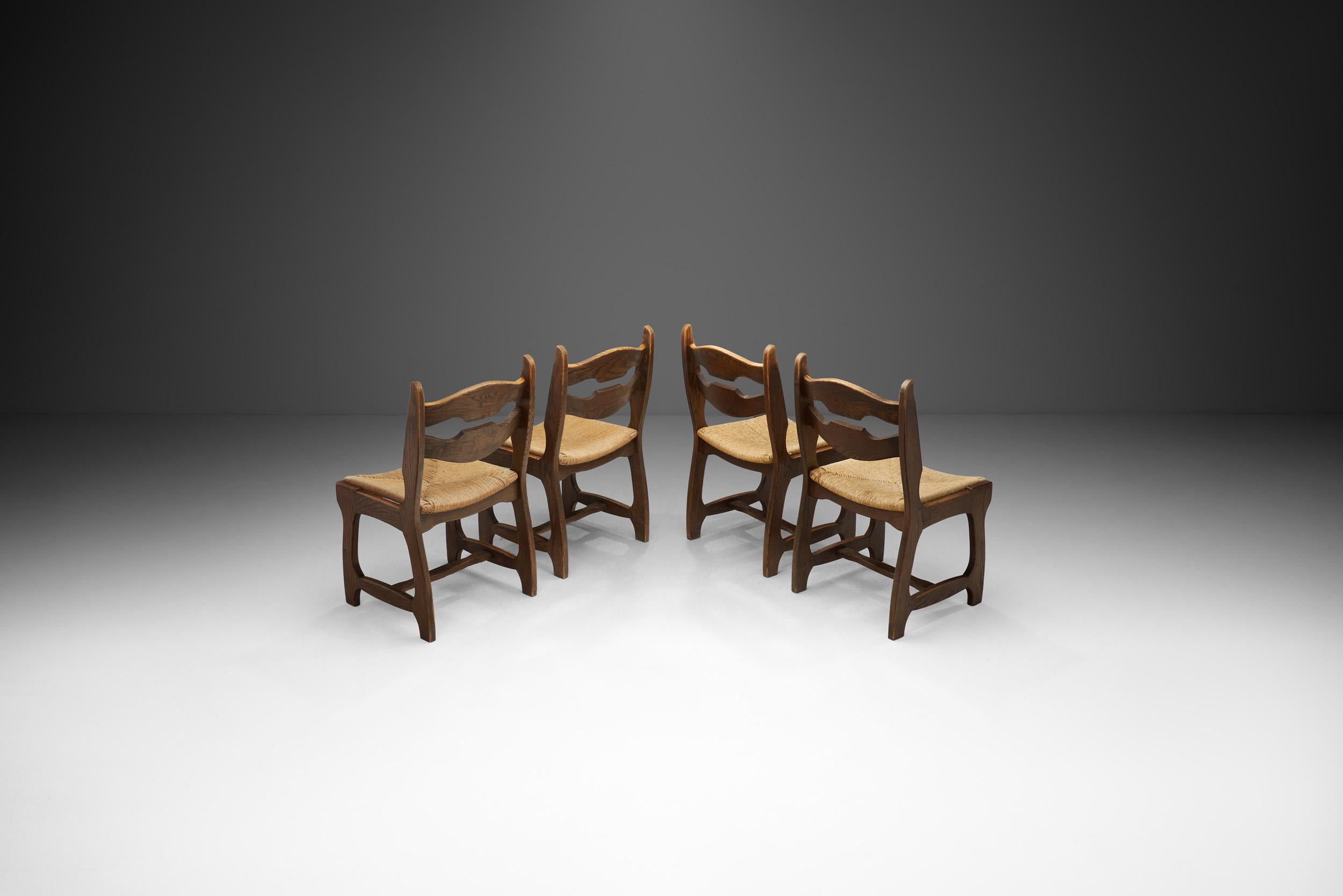 Mid-Century moderno Un set di quattro sedie francesi con sedili in paglia, Francia, 20° secolo in vendita