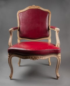 Conjunto de cuatro sillones franceses Luis XV del siglo XVIII de madera lacada