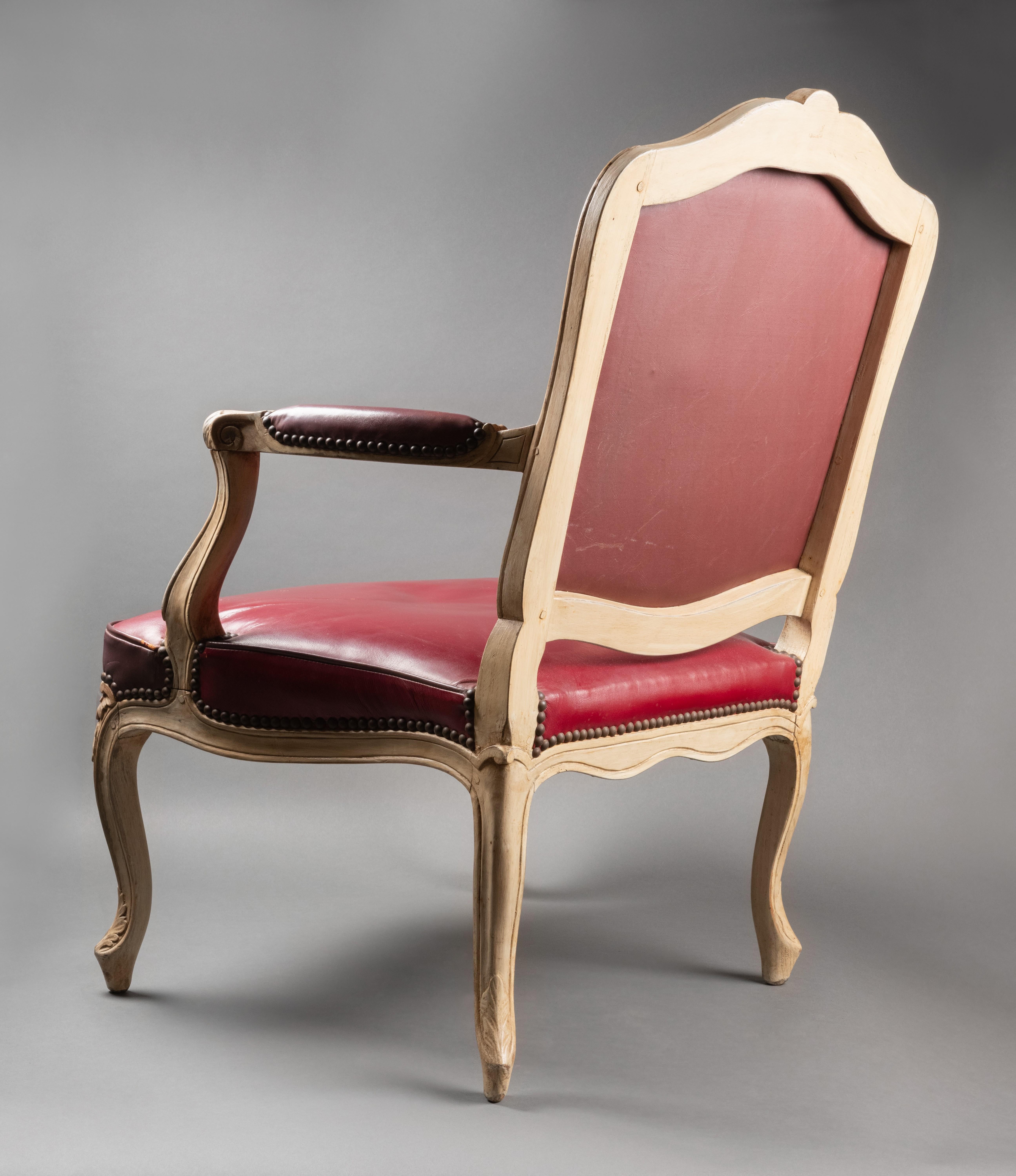 Français Ensemble de quatre fauteuils en bois laqué de style Louis XV du XVIIIe siècle en vente
