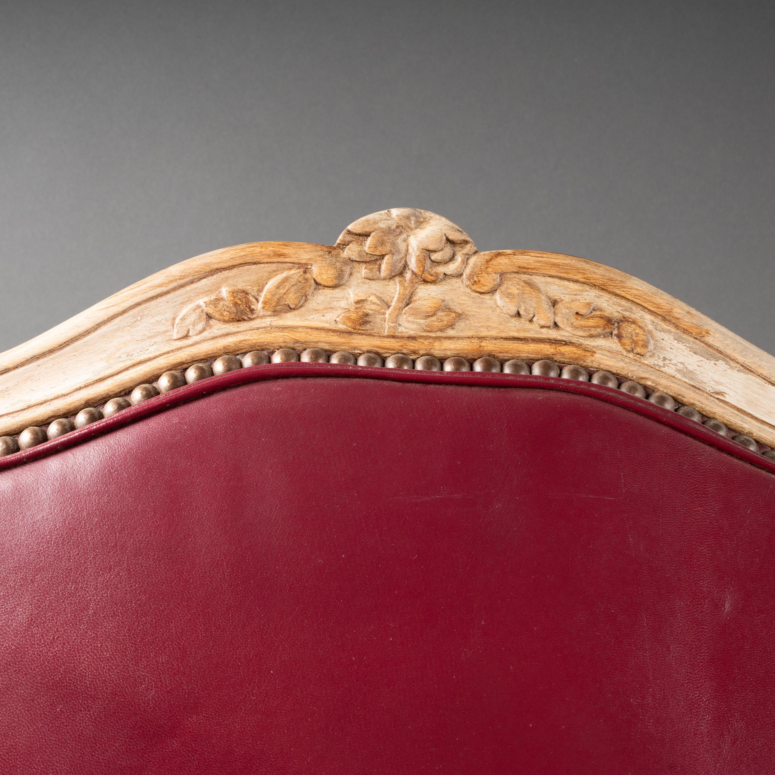 Sculpté à la main Ensemble de quatre fauteuils en bois laqué de style Louis XV du XVIIIe siècle en vente