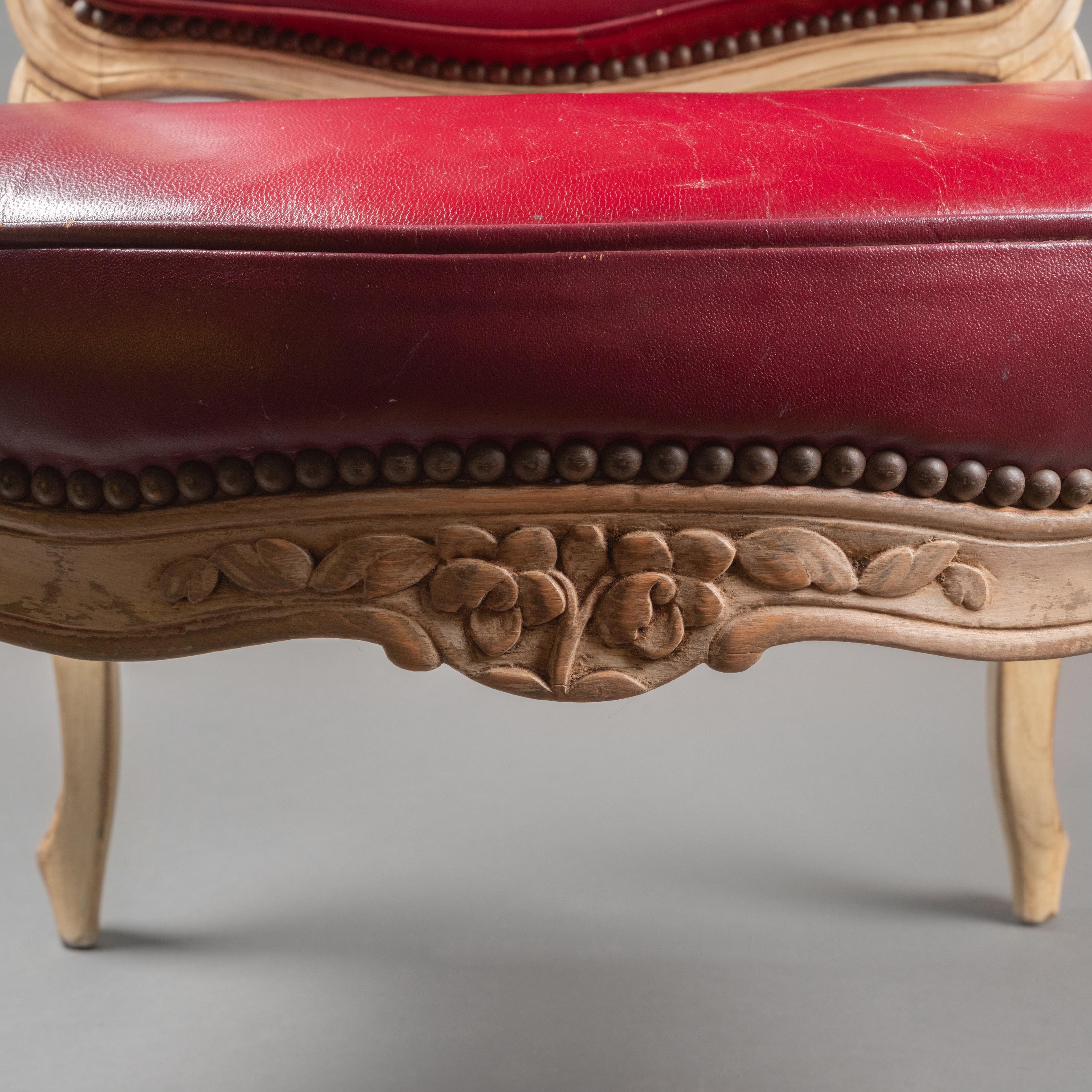 Ein Satz von vier französischen Louis XV.-Sesseln aus lackiertem Holz aus dem 18. Jahrhundert im Zustand „Gut“ im Angebot in PARIS, FR