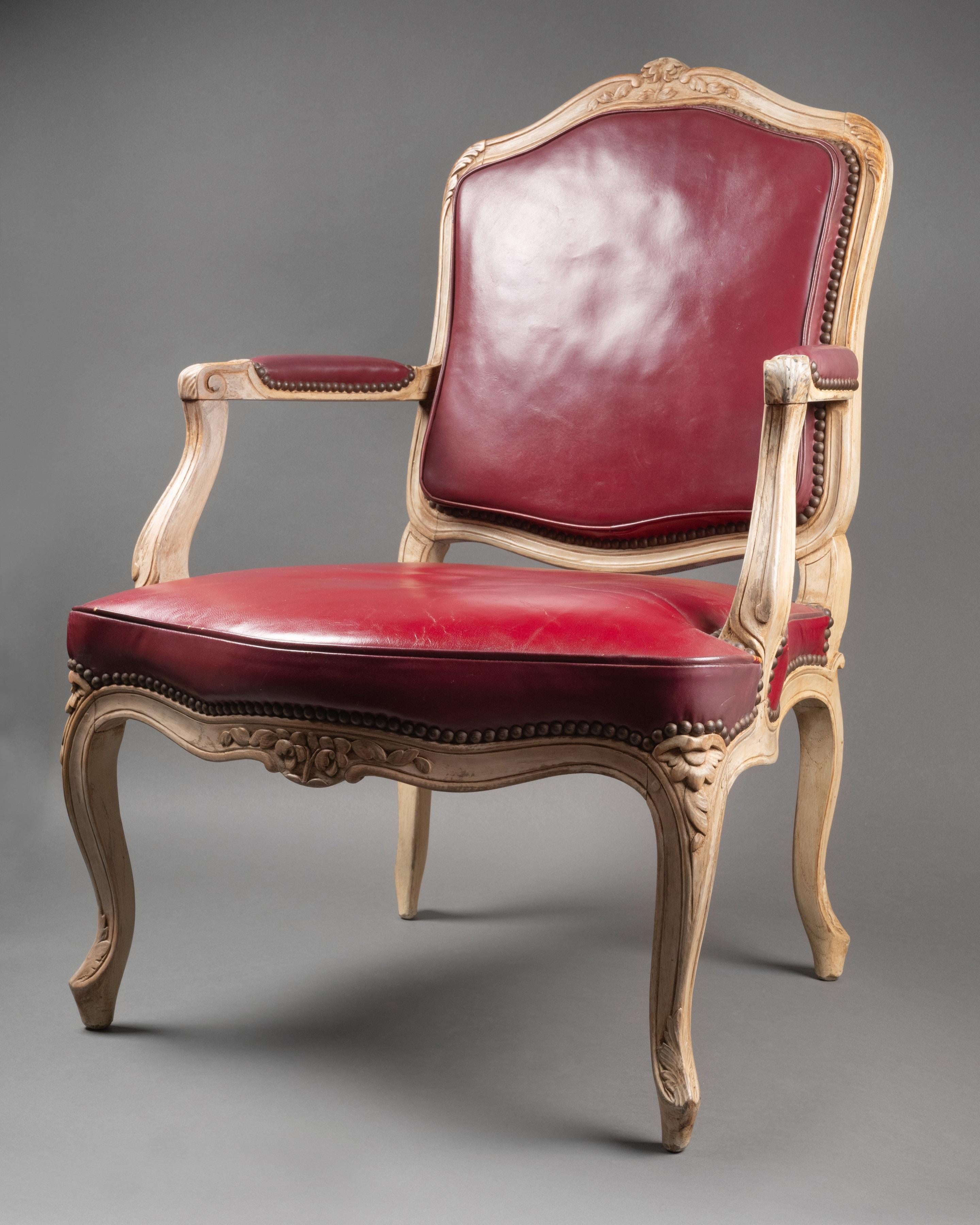 Ensemble de quatre fauteuils en bois laqué de style Louis XV du XVIIIe siècle en vente 1