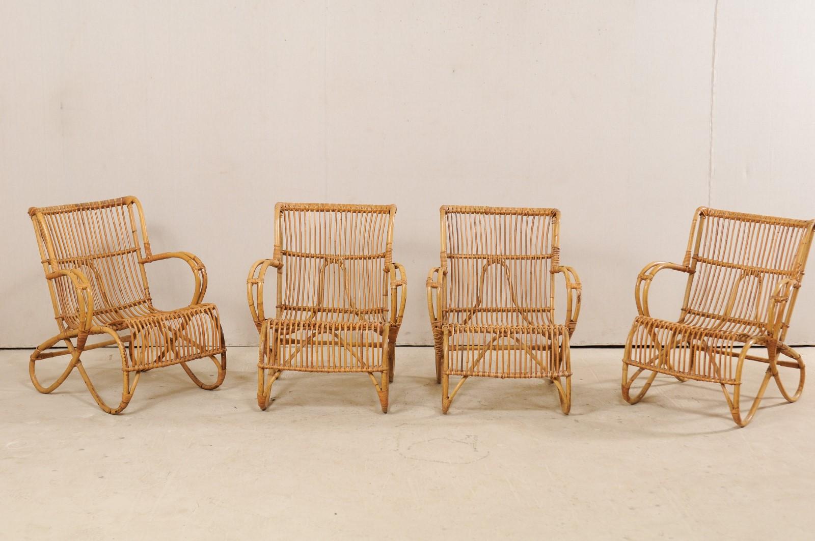 Un ensemble de chaises de patio en rotin vintage français. Cet ensemble de quatre chaises françaises se caractérise par un design aérien et tout en courbes, avec un confort décontracté à l'esprit. Les chaises sont construites en canne, qui a été