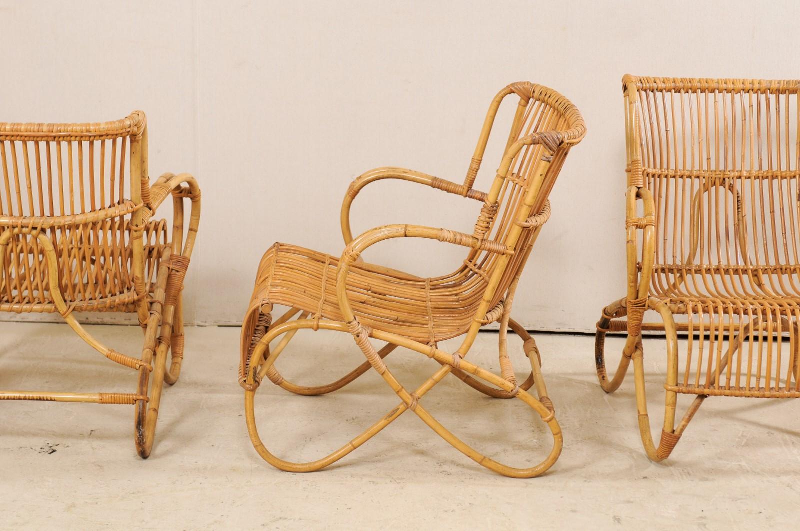 Canne Ensemble de quatre chaises de patio vintage françaises en rotin courbé aux formes fluides en vente