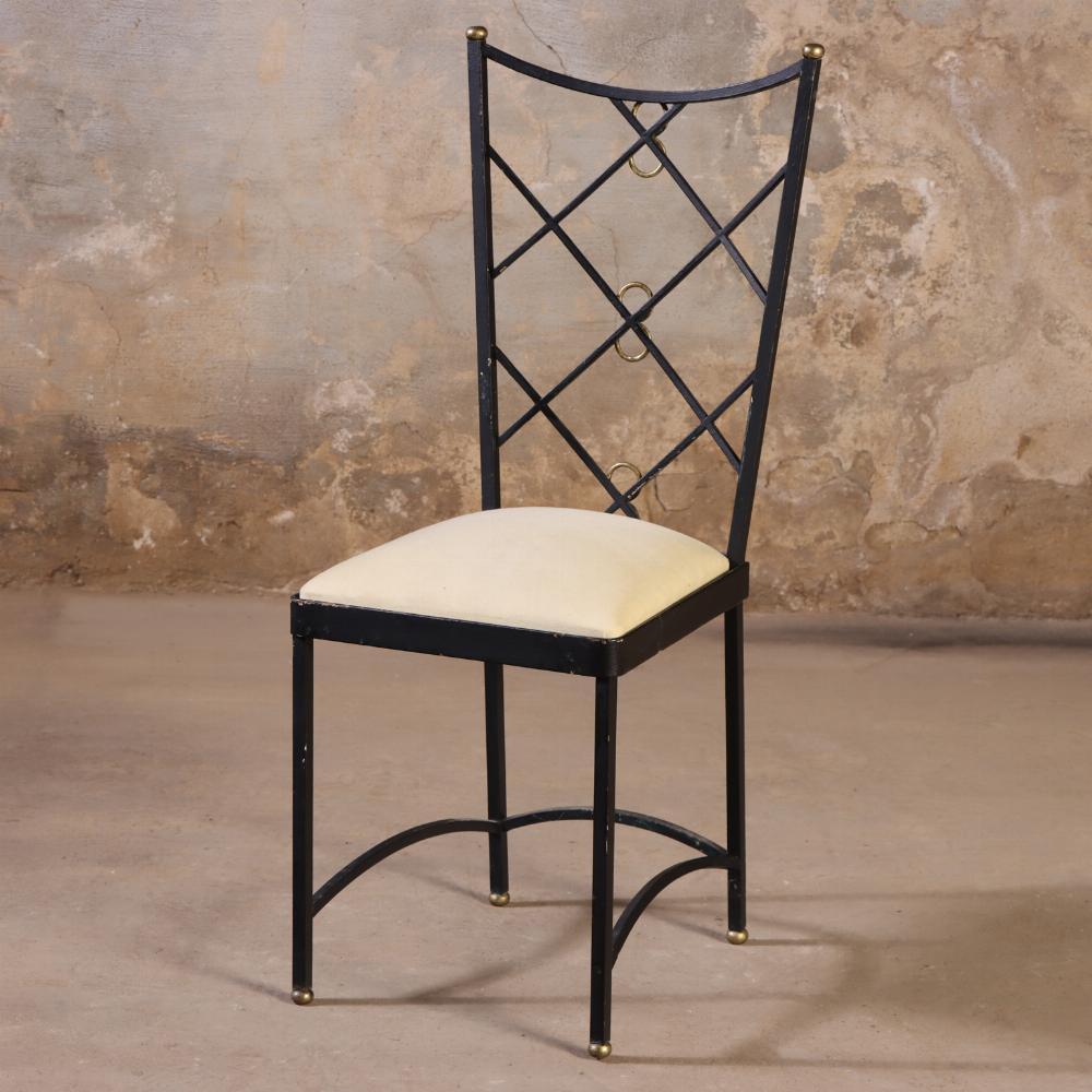 Un ensemble raffiné de quatre chaises françaises, vers 1950, fabriquées en fer forgé avec des accents en laiton et conçues dans l'élégant style néoclassique associé à André Arbus. Chaque chaise présente un cadre mince et sculptural avec un motif