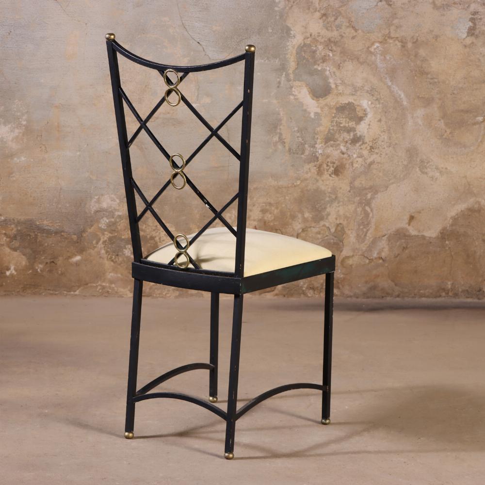 Néoclassique Un ensemble de quatre chaises françaises en fer forgé et laiton à la manière d'Andre Arbus. en vente