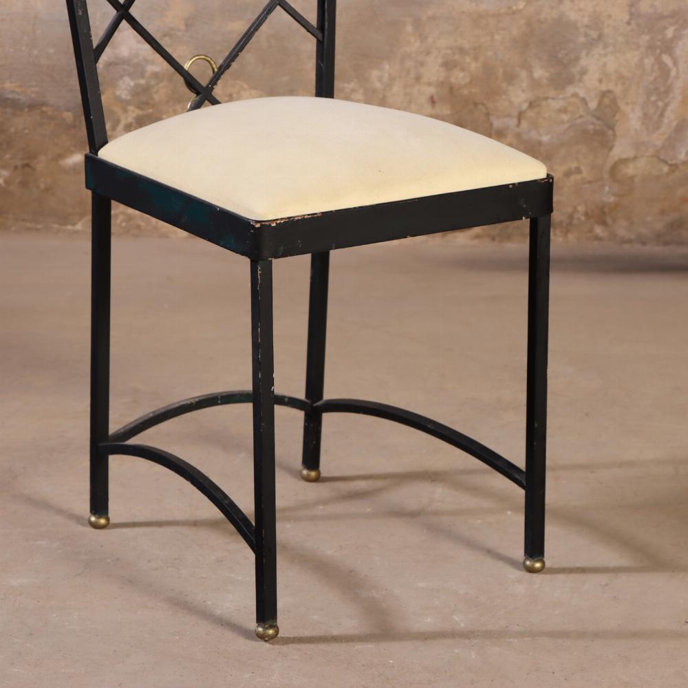 Français Un ensemble de quatre chaises françaises en fer forgé et laiton à la manière d'Andre Arbus. en vente