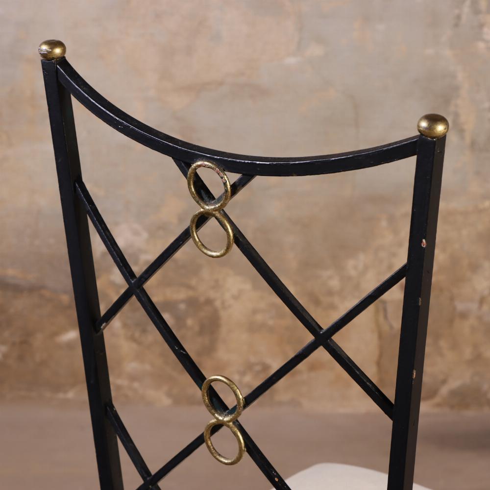 Un ensemble de quatre chaises françaises en fer forgé et laiton à la manière d'Andre Arbus. Bon état - En vente à Philadelphia, PA