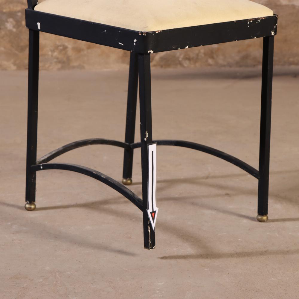 20ième siècle Un ensemble de quatre chaises françaises en fer forgé et laiton à la manière d'Andre Arbus. en vente