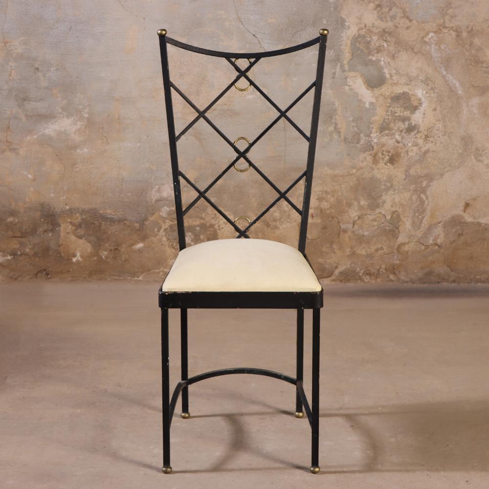 Laiton Un ensemble de quatre chaises françaises en fer forgé et laiton à la manière d'Andre Arbus. en vente