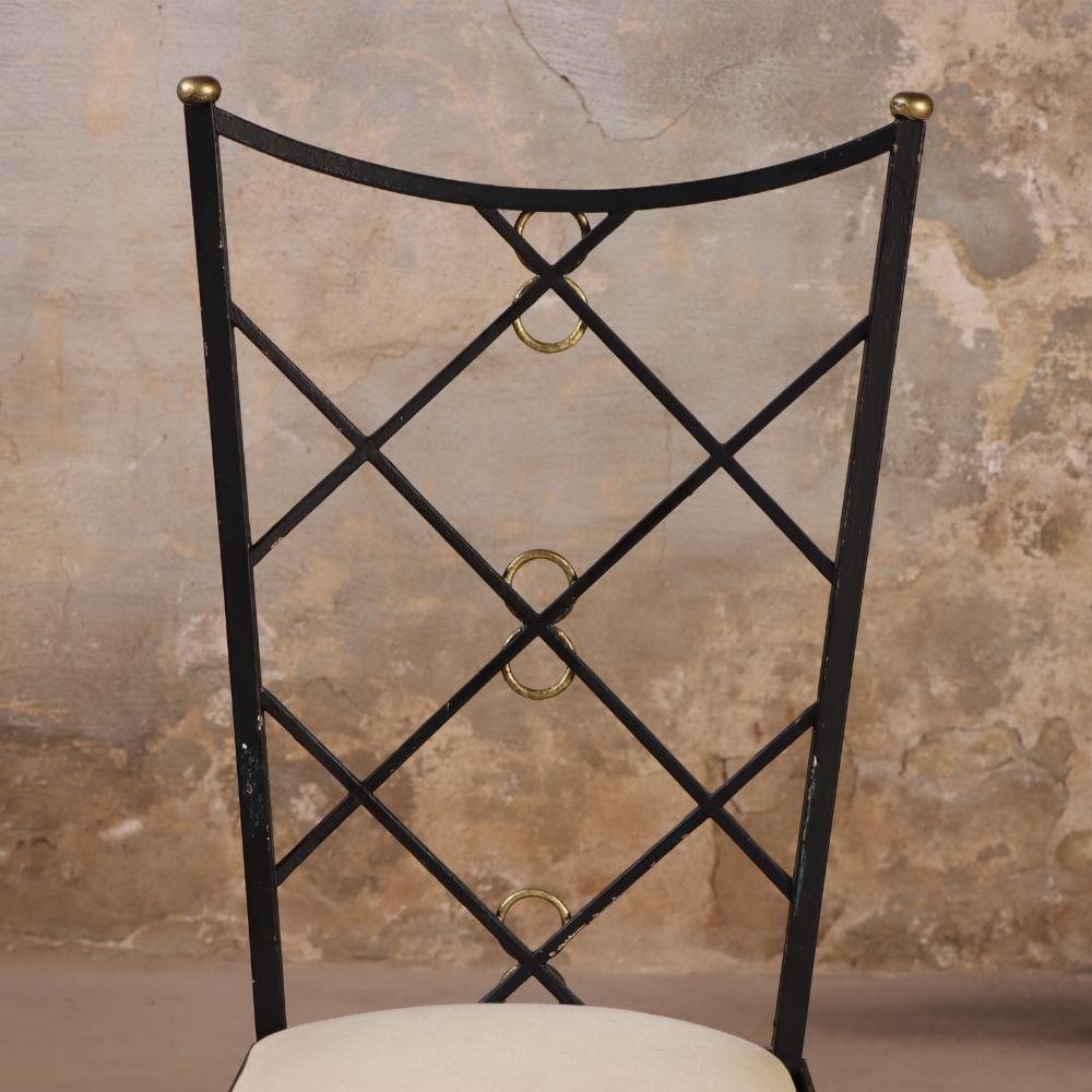 Un ensemble de quatre chaises françaises en fer forgé et laiton à la manière d'Andre Arbus. en vente 1