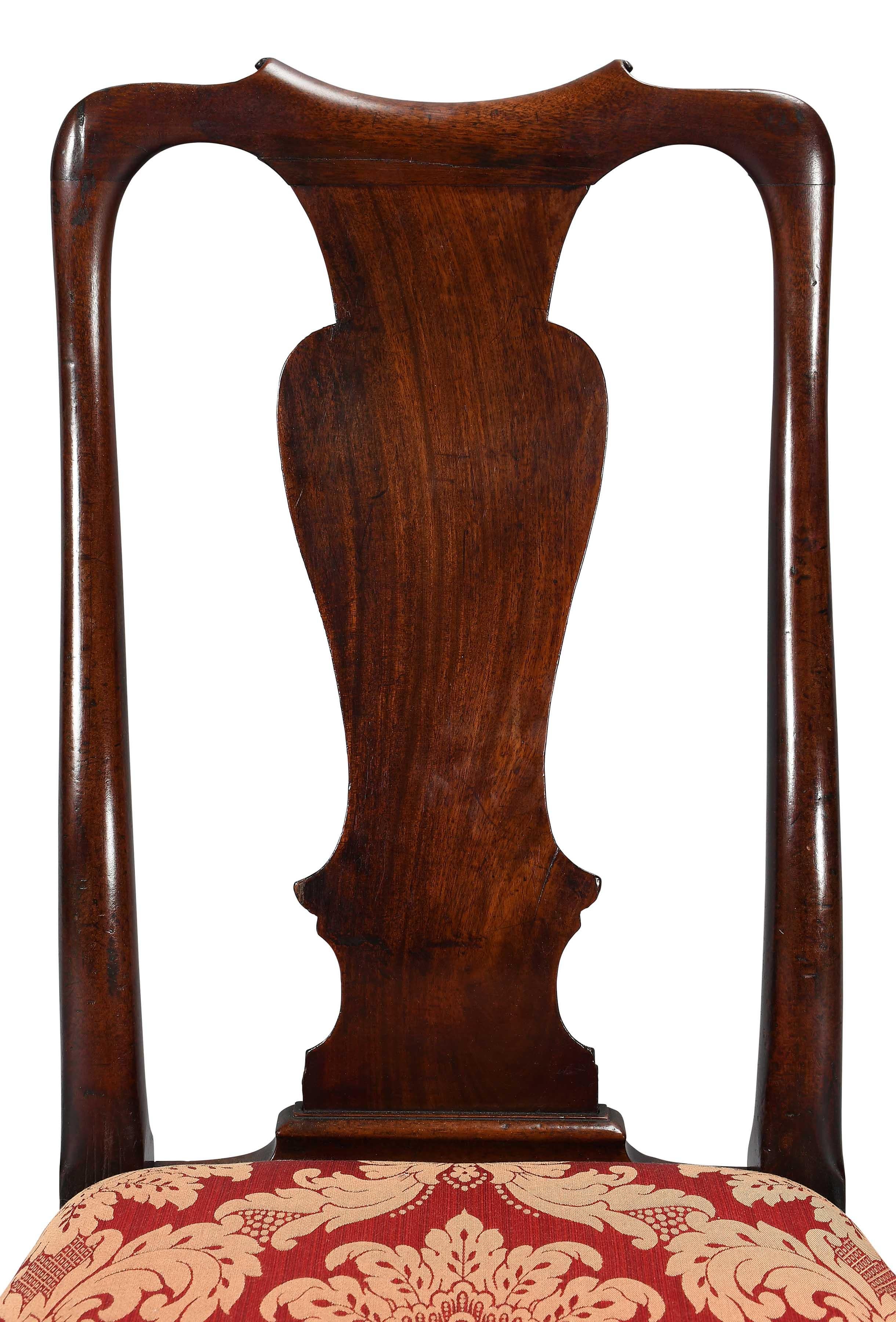 Un set di quattro poltrone di epoca Giorgio II in mogano. I sedili a ribalta rivestiti in damasco di seta. La forma è elegante in tutto il suo insieme, ma sono particolarmente degni di nota i montanti ondulati della parte posteriore. Si regge su