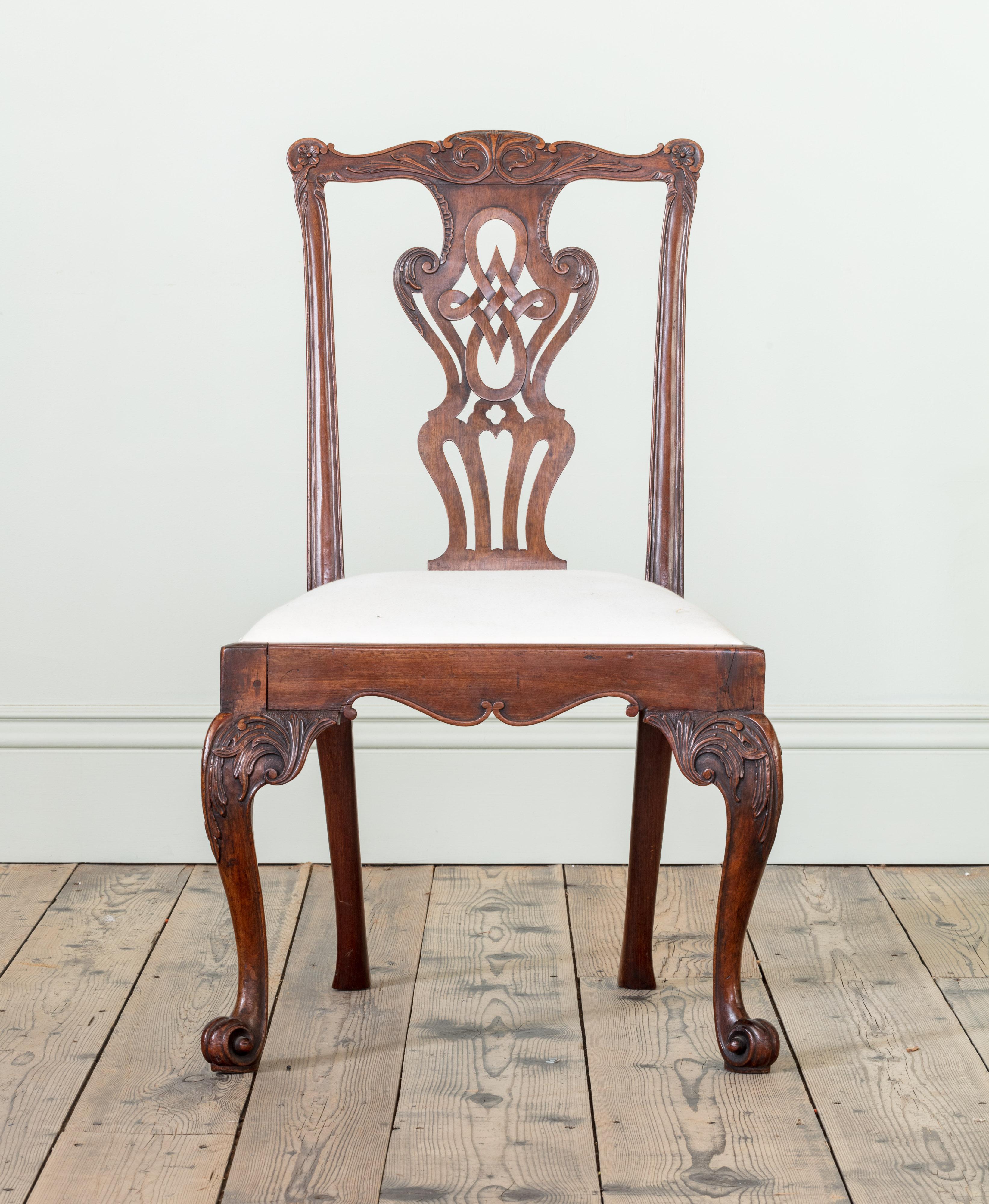 Britannique Ensemble de quatre chaises d'appoint en acajou de la période George III de la période Chippendale en vente