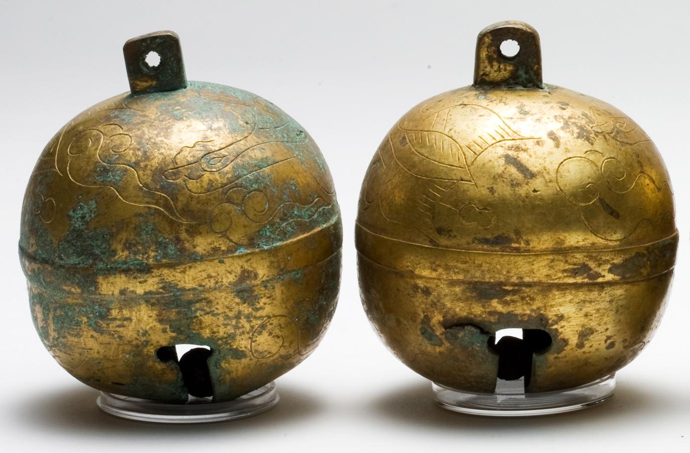 Est asiatique Ensemble de quatre cloches en bronze doré, Tang-Liao en vente