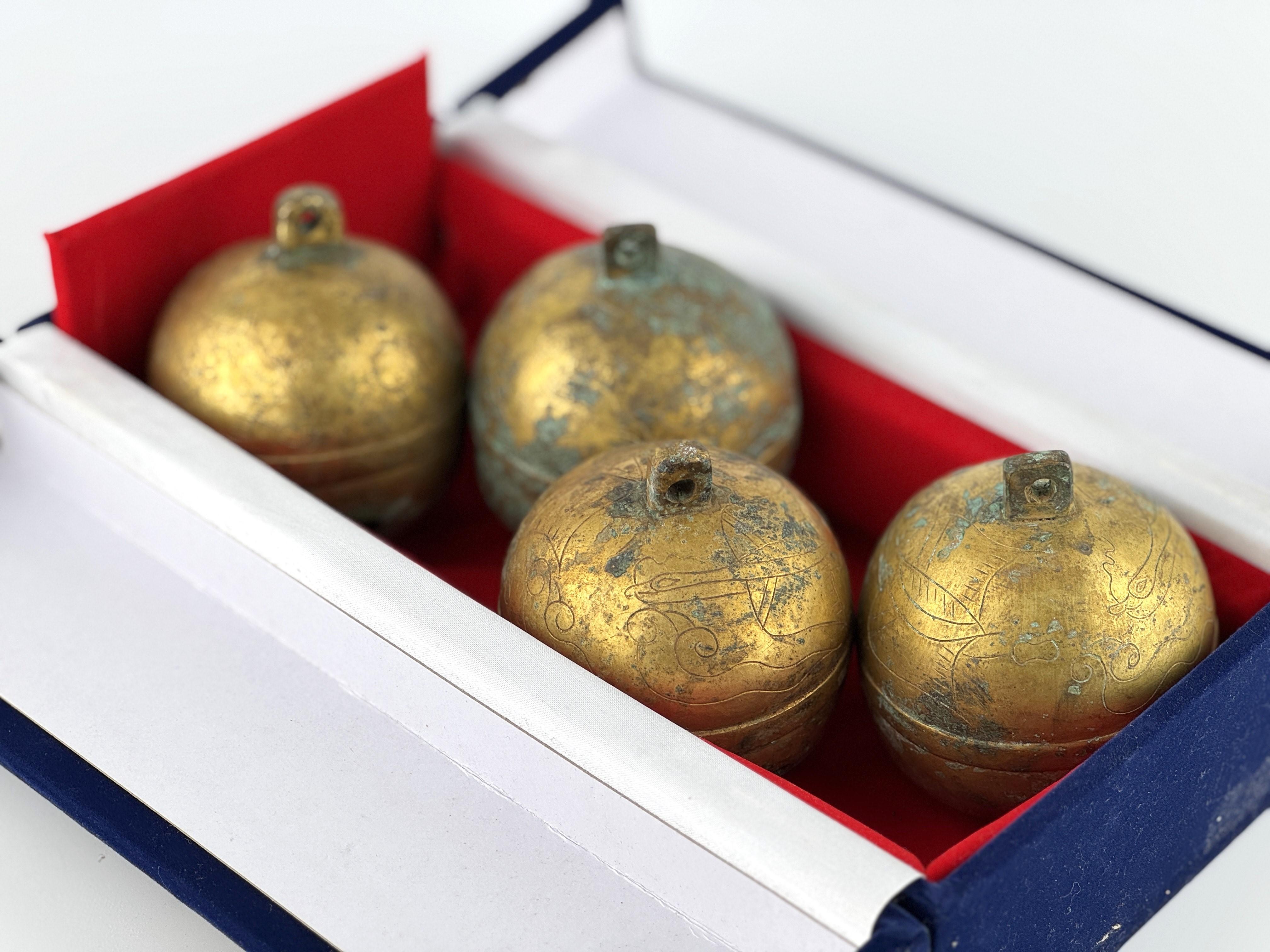 Ensemble de quatre cloches en bronze doré, Tang-Liao Bon état - En vente à seoul, KR
