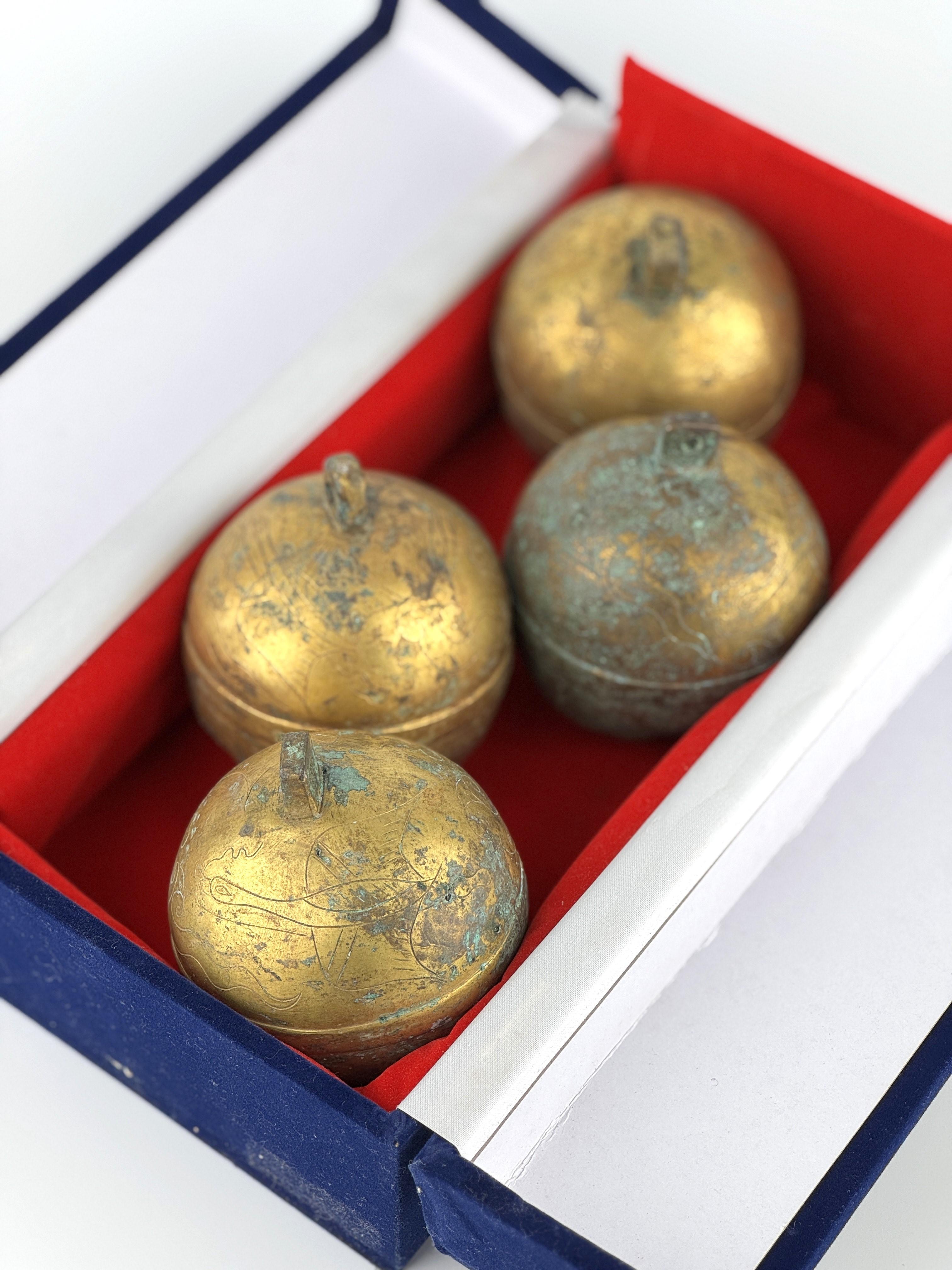 XVIIIe siècle et antérieur Ensemble de quatre cloches en bronze doré, Tang-Liao en vente