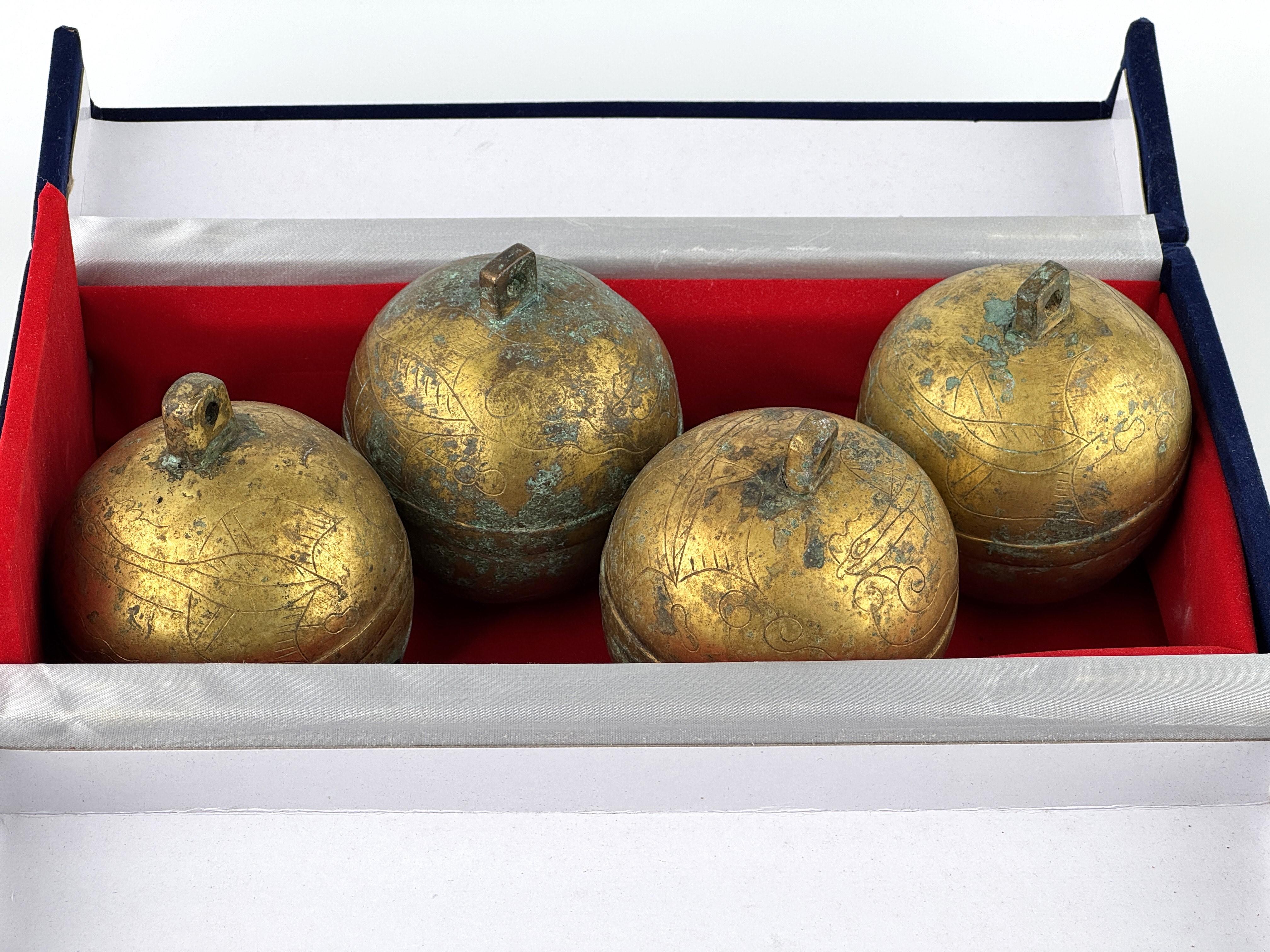 Bronze Ensemble de quatre cloches en bronze doré, Tang-Liao en vente