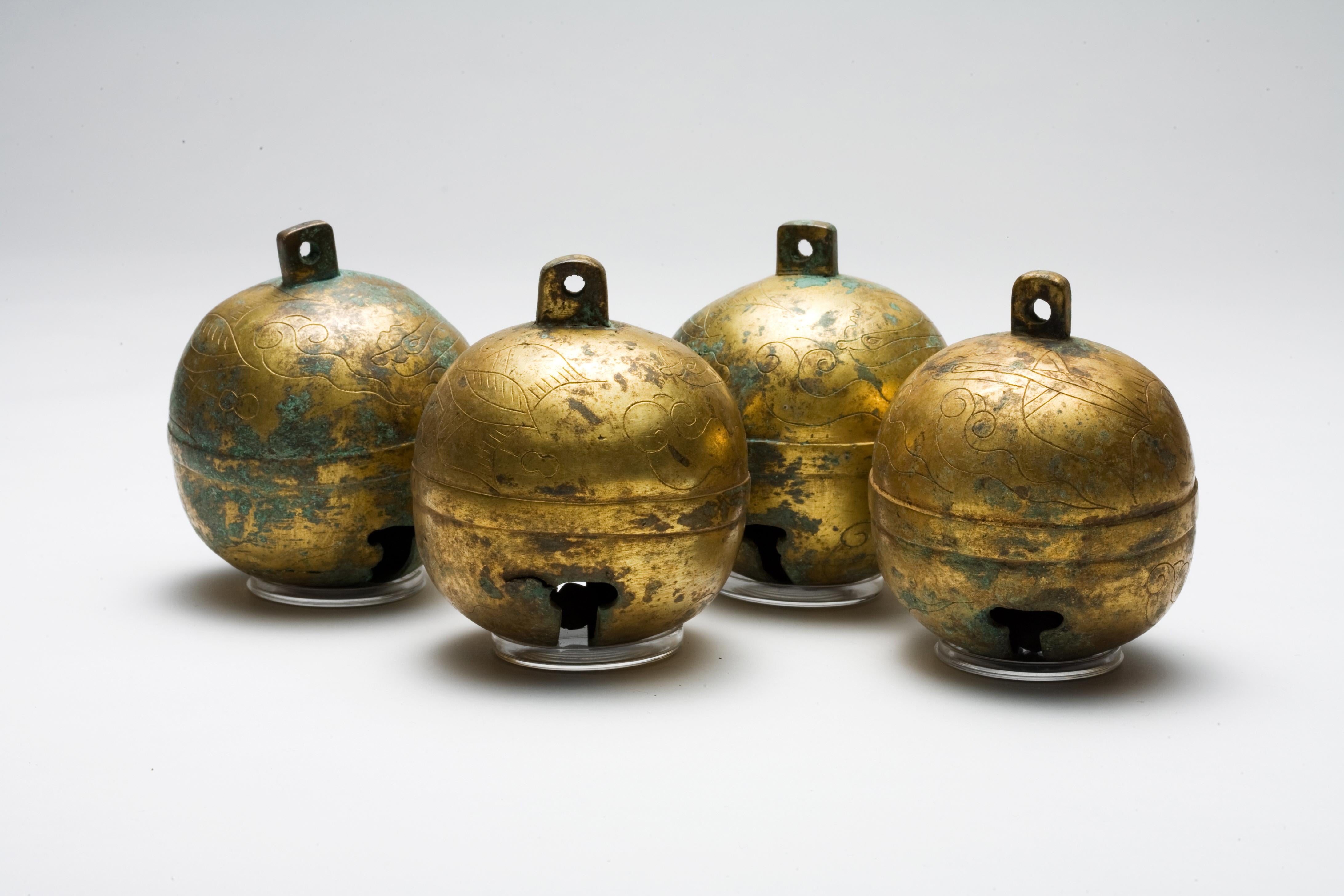 Ensemble de quatre cloches en bronze doré, Tang-Liao en vente 1