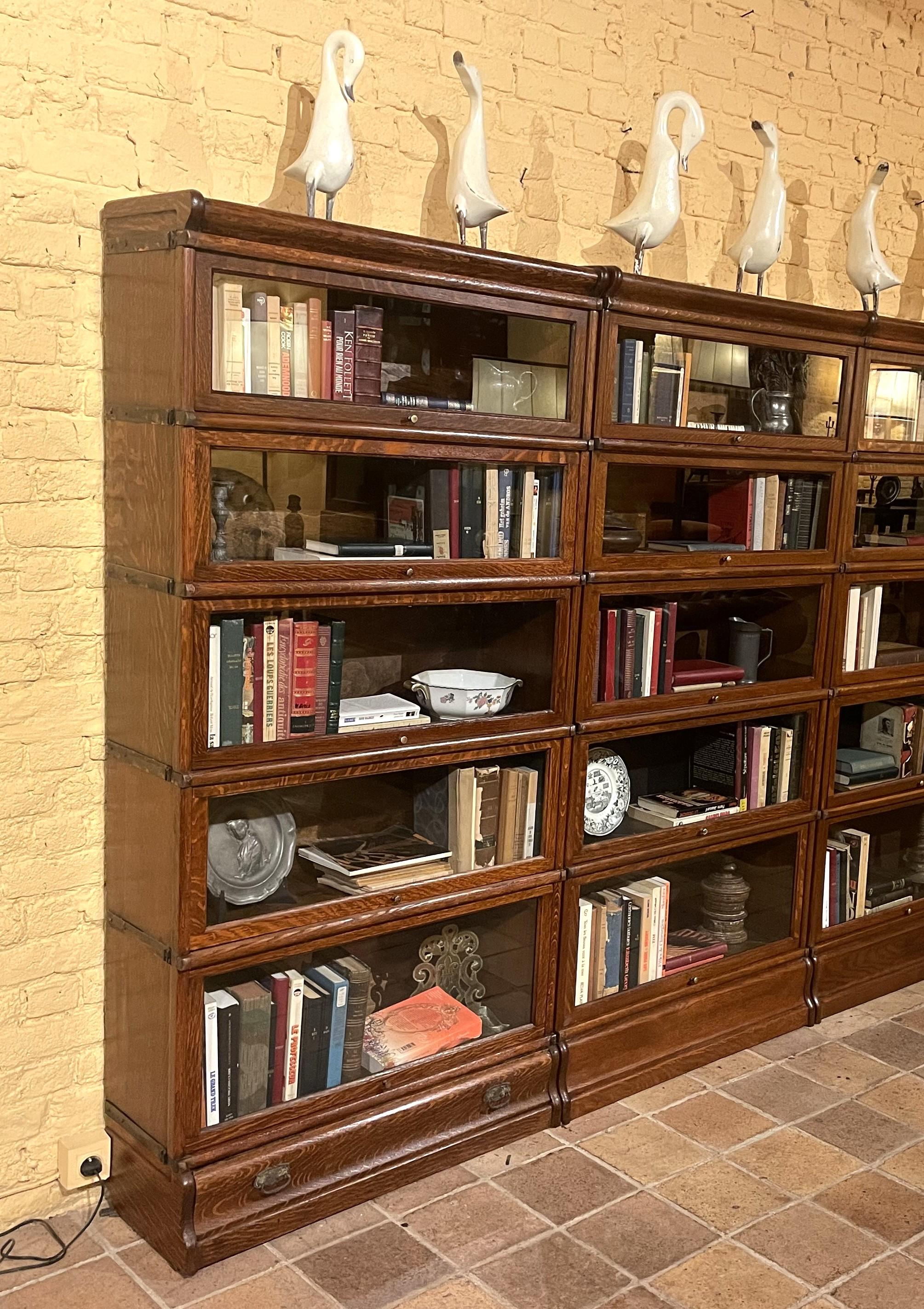A Set Of Four Globe Wernicke Oak Bookcases- 19th Century In Good Condition For Sale In Brussels, Brussels