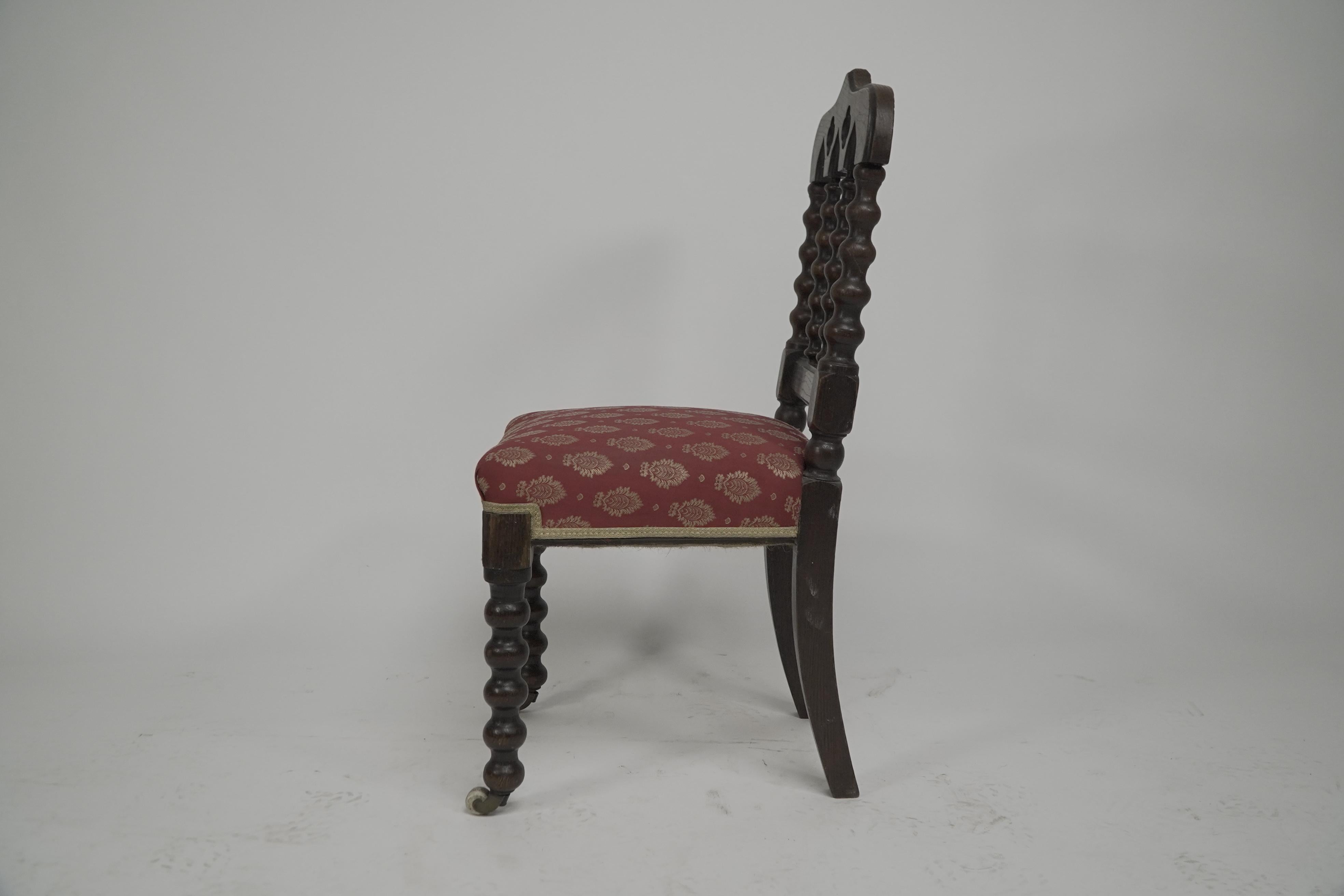 Fin du XIXe siècle Un ensemble de bonne qualité de quatre chaises de salle à manger en chêne Revive gothique avec des tournures aux fuseaux. en vente