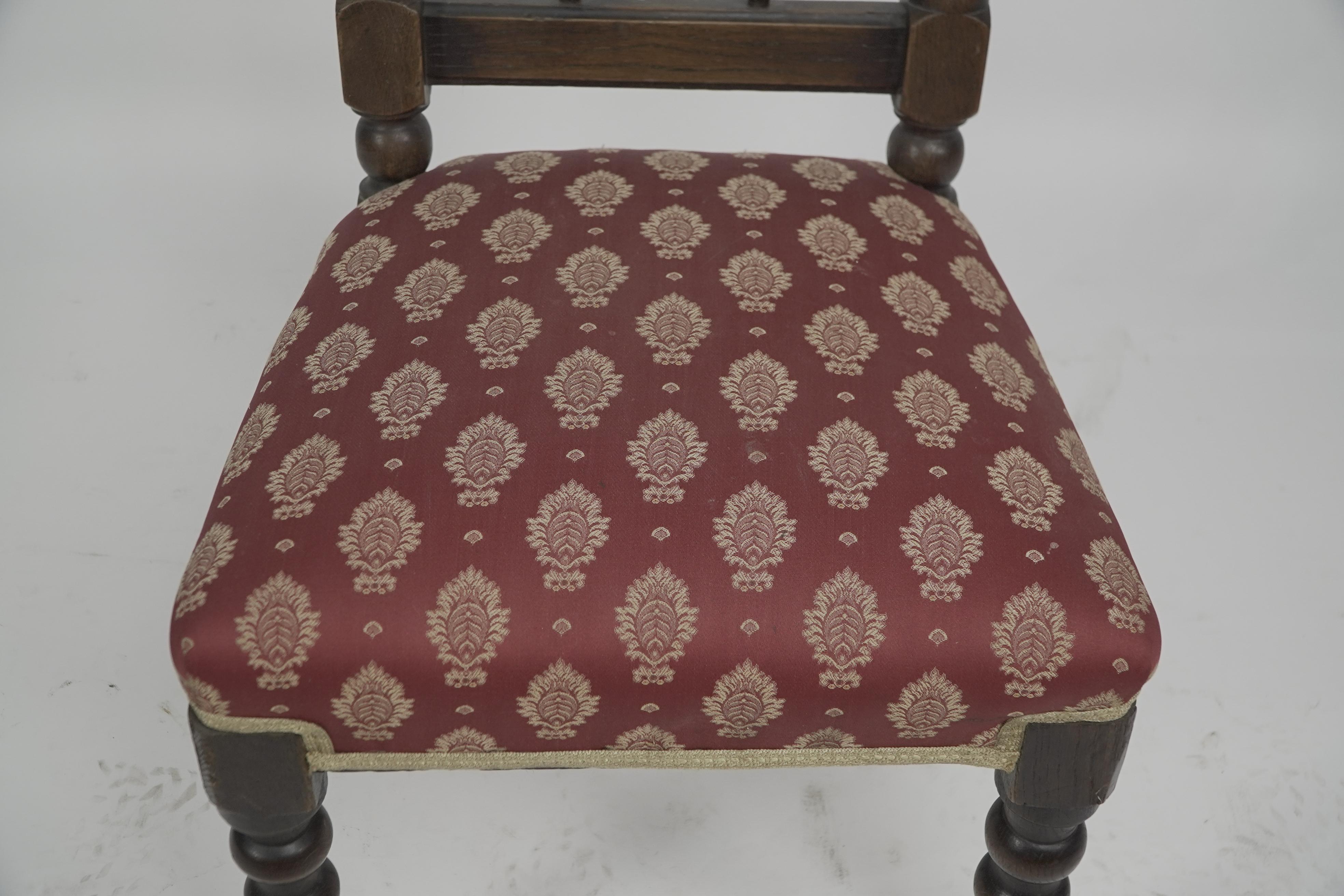 Un ensemble de bonne qualité de quatre chaises de salle à manger en chêne Revive gothique avec des tournures aux fuseaux. en vente 6