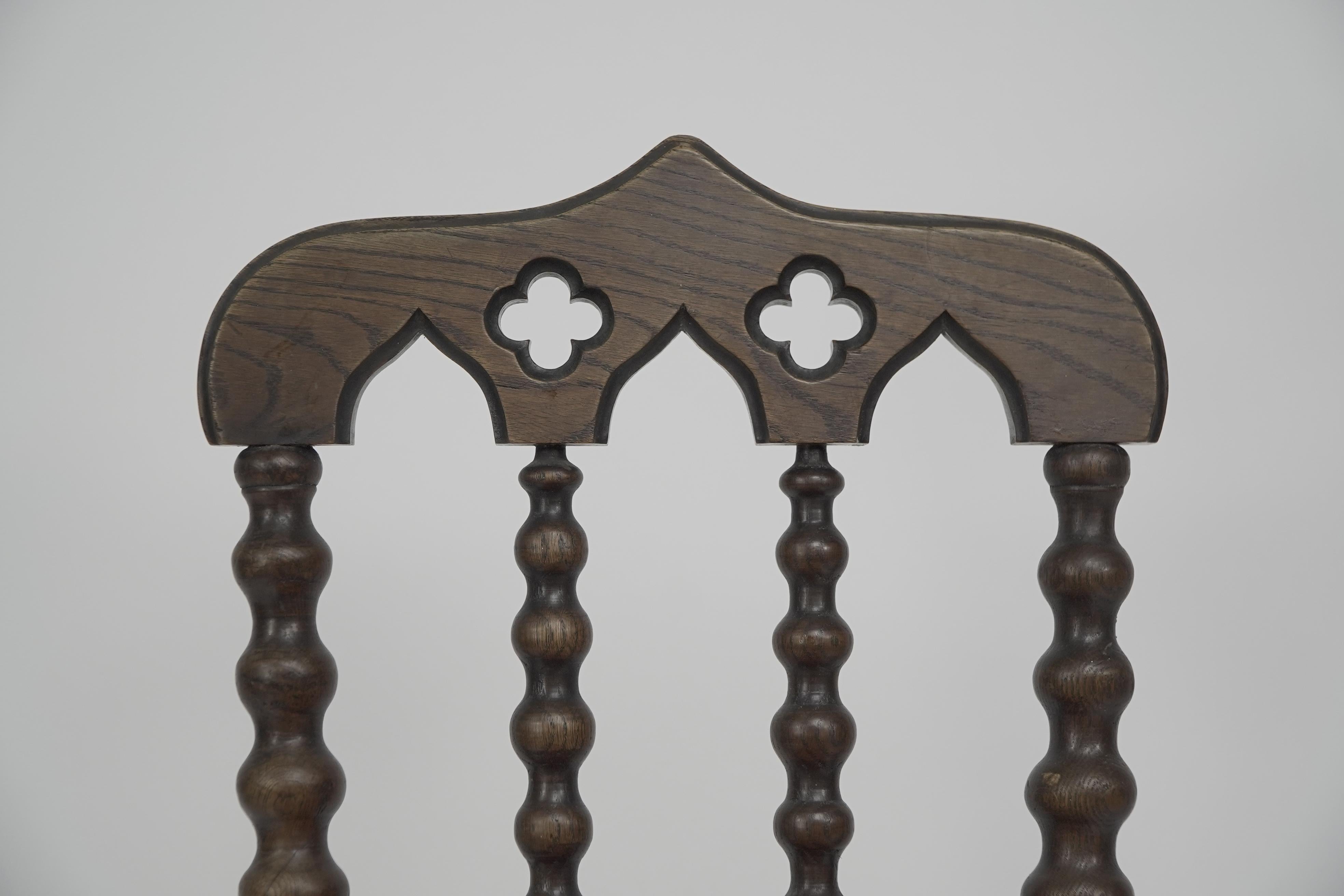 Ein hochwertiger Satz von vier Esszimmerstühlen aus Eiche im gotischen Revival-Stil mit Klöppelspitzen im Angebot 2