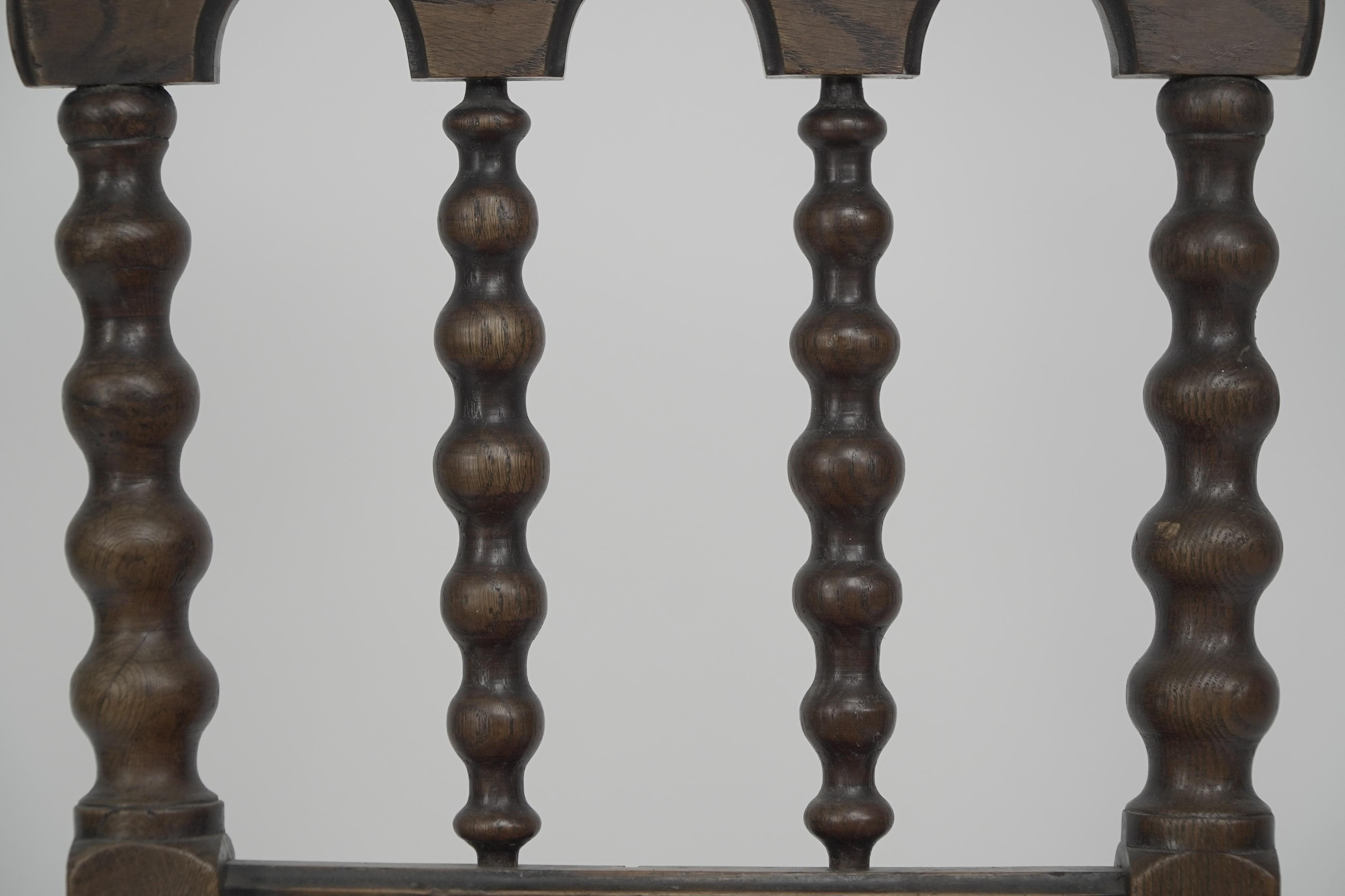 Un ensemble de bonne qualité de quatre chaises de salle à manger en chêne Revive gothique avec des tournures aux fuseaux. en vente 3