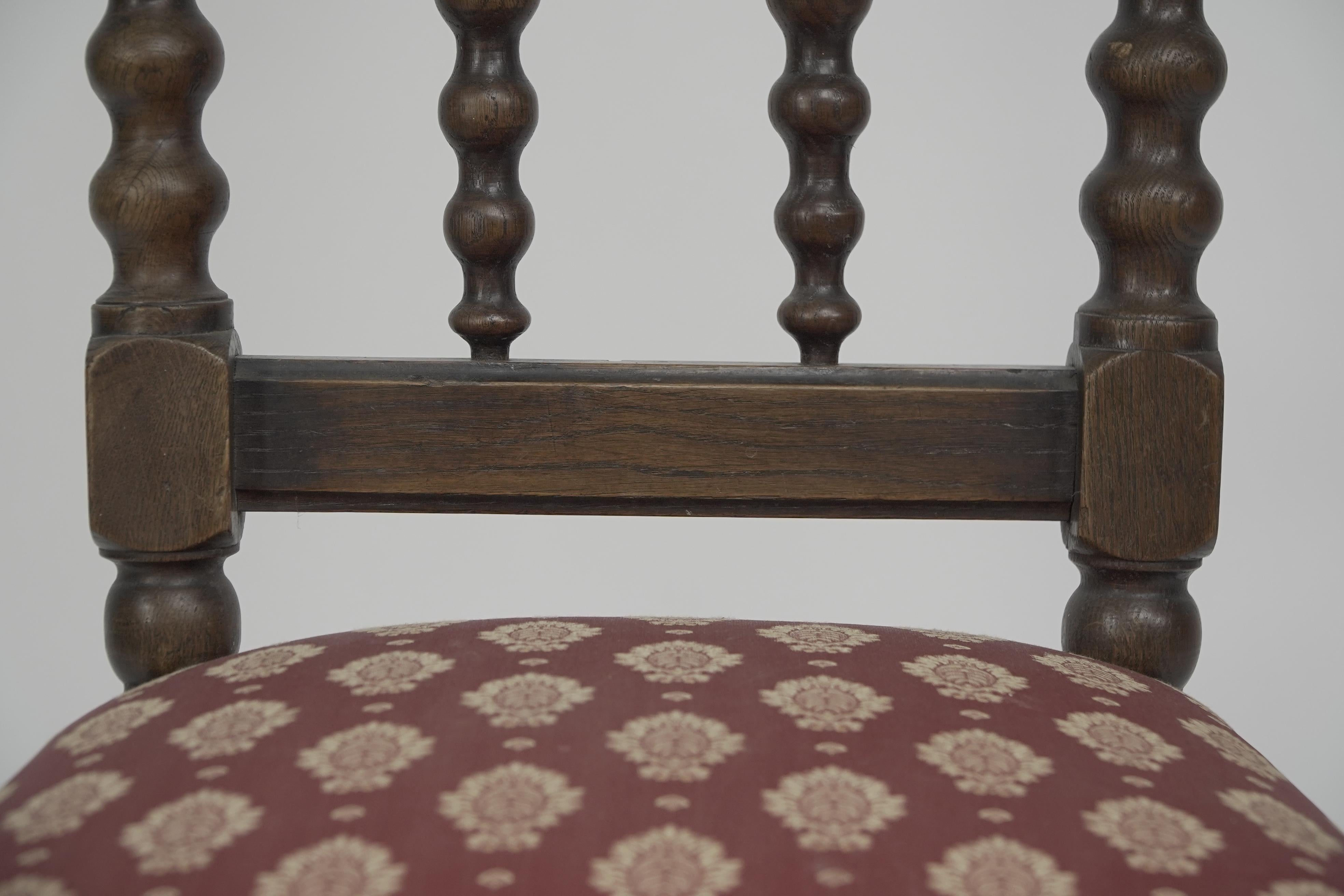 Un ensemble de bonne qualité de quatre chaises de salle à manger en chêne Revive gothique avec des tournures aux fuseaux. en vente 4