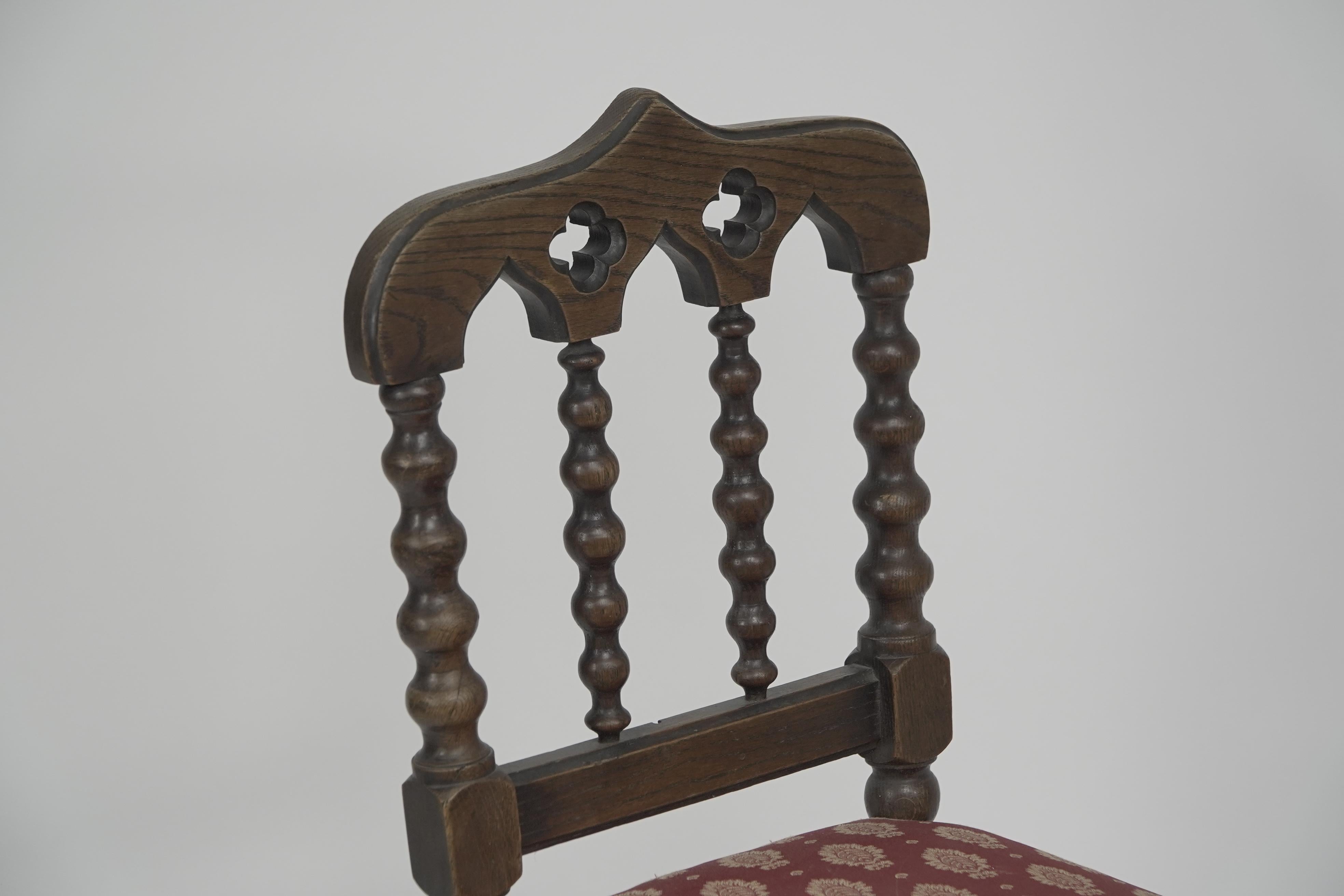 Ein hochwertiger Satz von vier Esszimmerstühlen aus Eiche im gotischen Revival-Stil mit Klöppelspitzen im Angebot 1