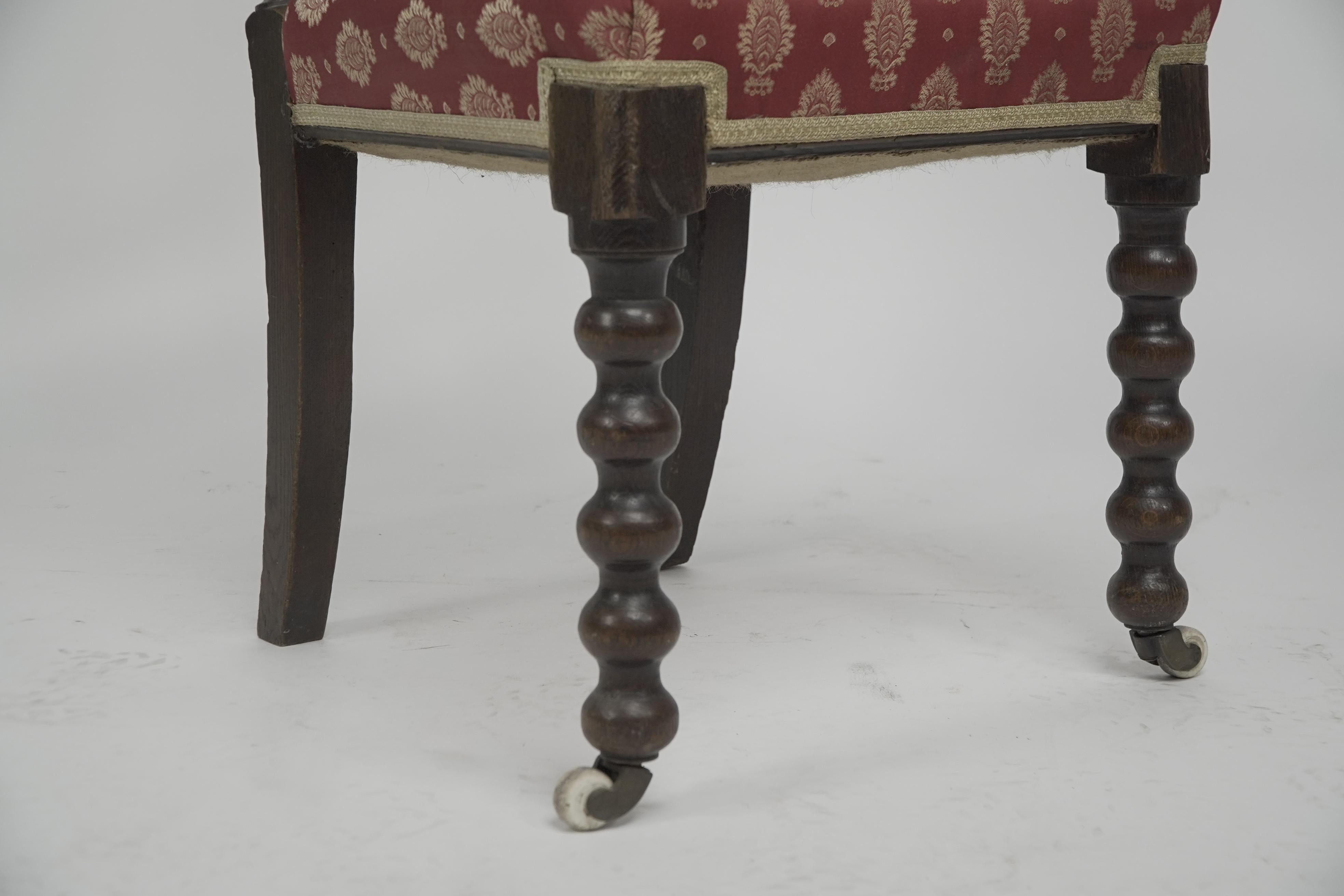 Un set di quattro sedie da pranzo in legno di quercia in stile Gothic Revival con tornitura a spola di buona qualità in vendita 8