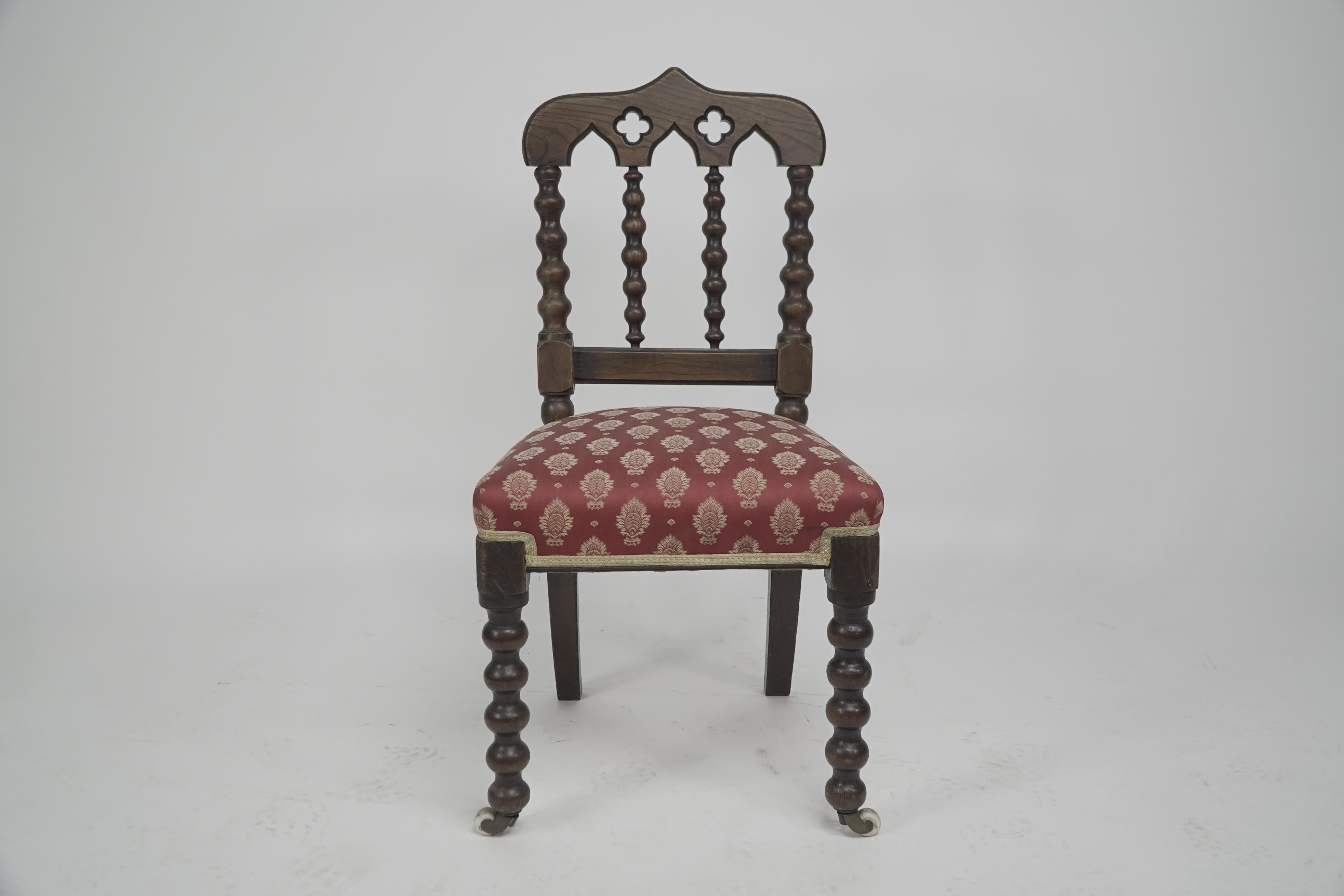 Anglais Un ensemble de bonne qualité de quatre chaises de salle à manger en chêne Revive gothique avec des tournures aux fuseaux. en vente