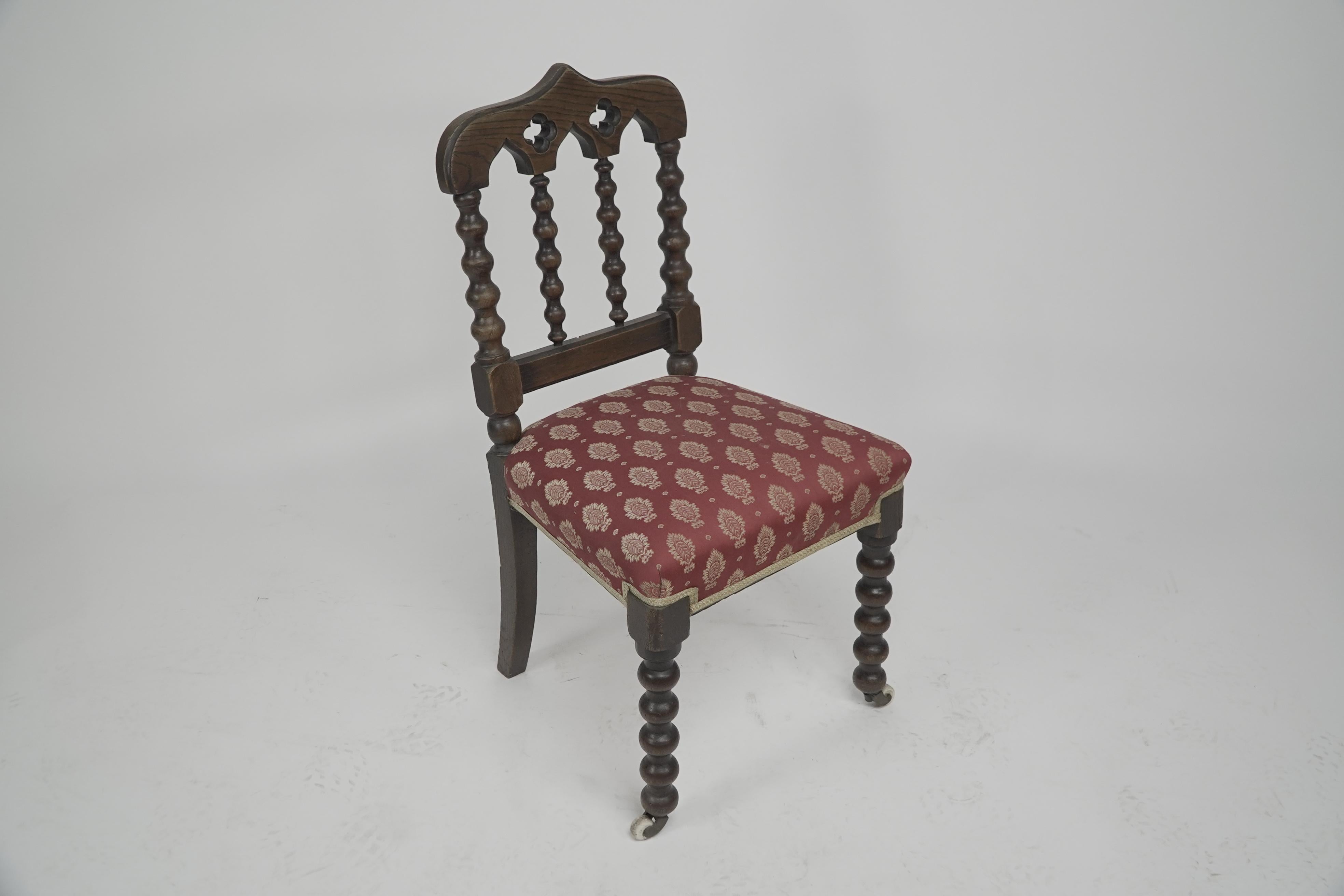 English A good quality set of four Gothic Revival oak dining chairs with bobbin turnings For Sale